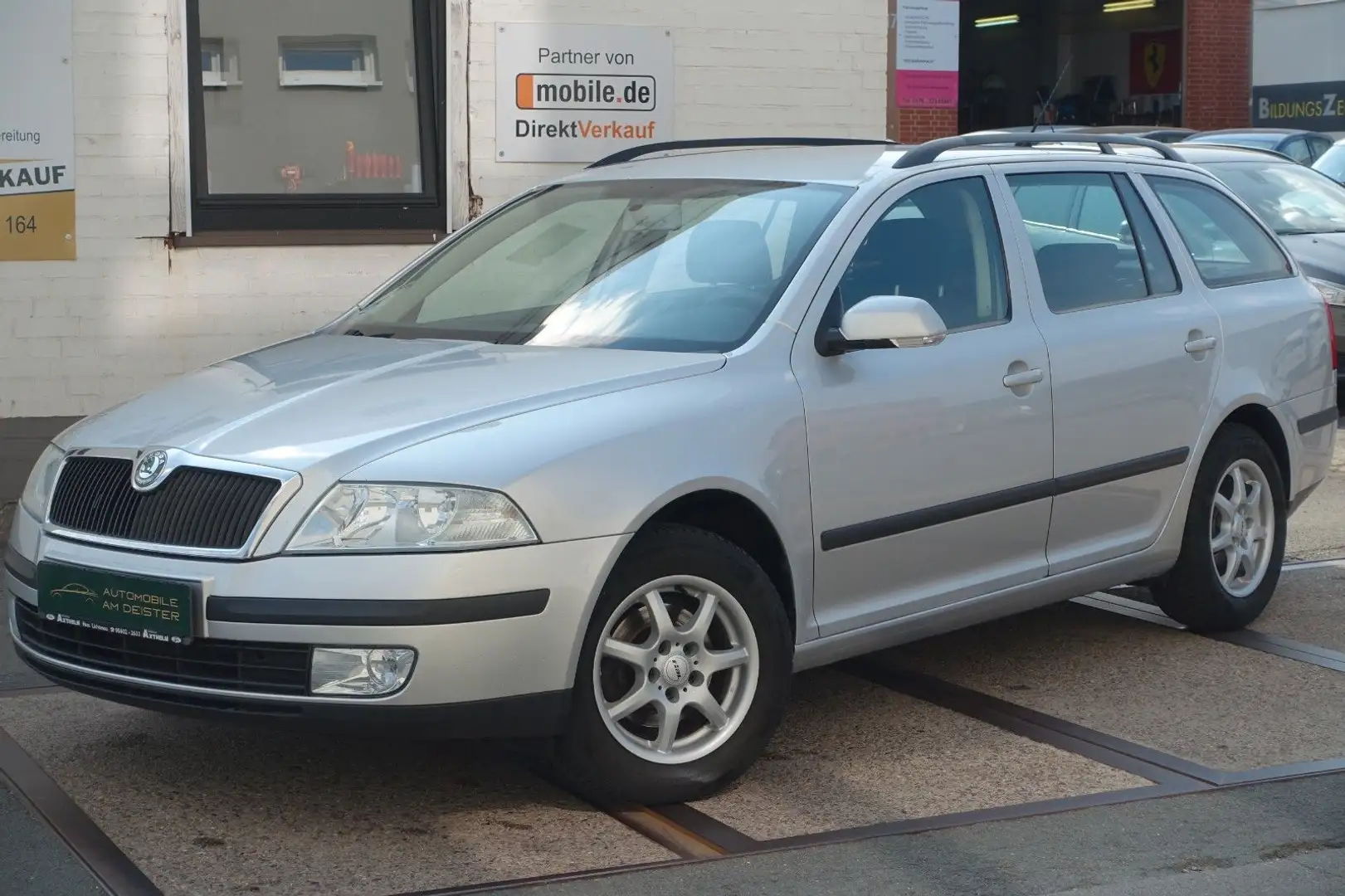 Skoda Octavia Combi Ambiente 1.6*AHK*TÜV+SER. NEU*LPG Srebrny - 2