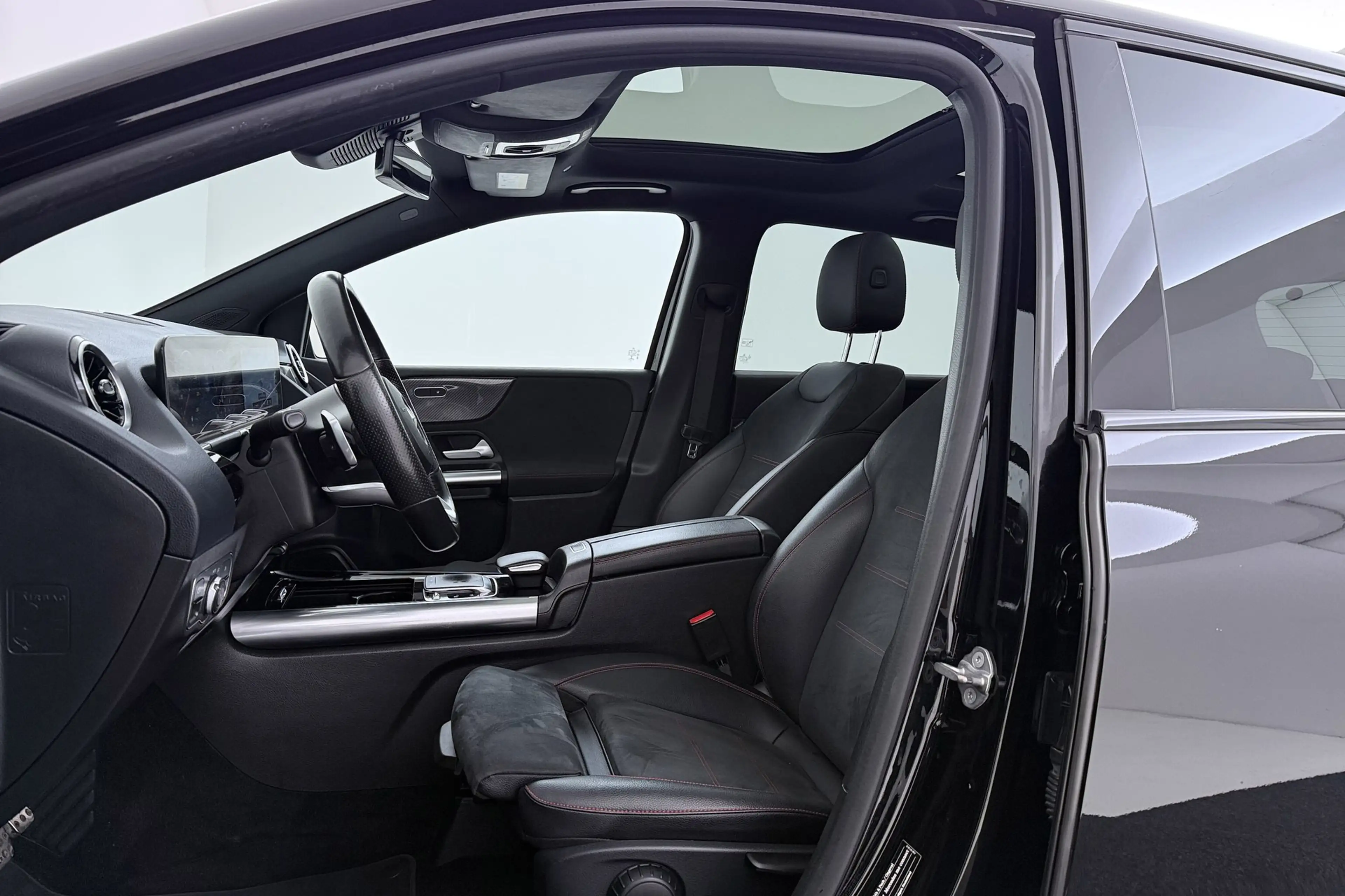 Mercedes-Benz B 180 Business Solution AMG-Line | Panoramadak | Org NL — photo 3