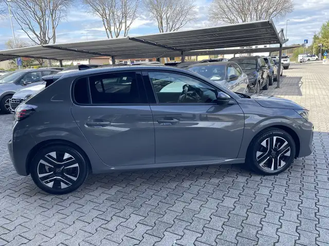 Peugeot 208 view 4