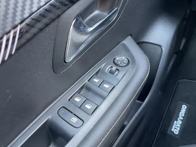 Peugeot 208 view 11
