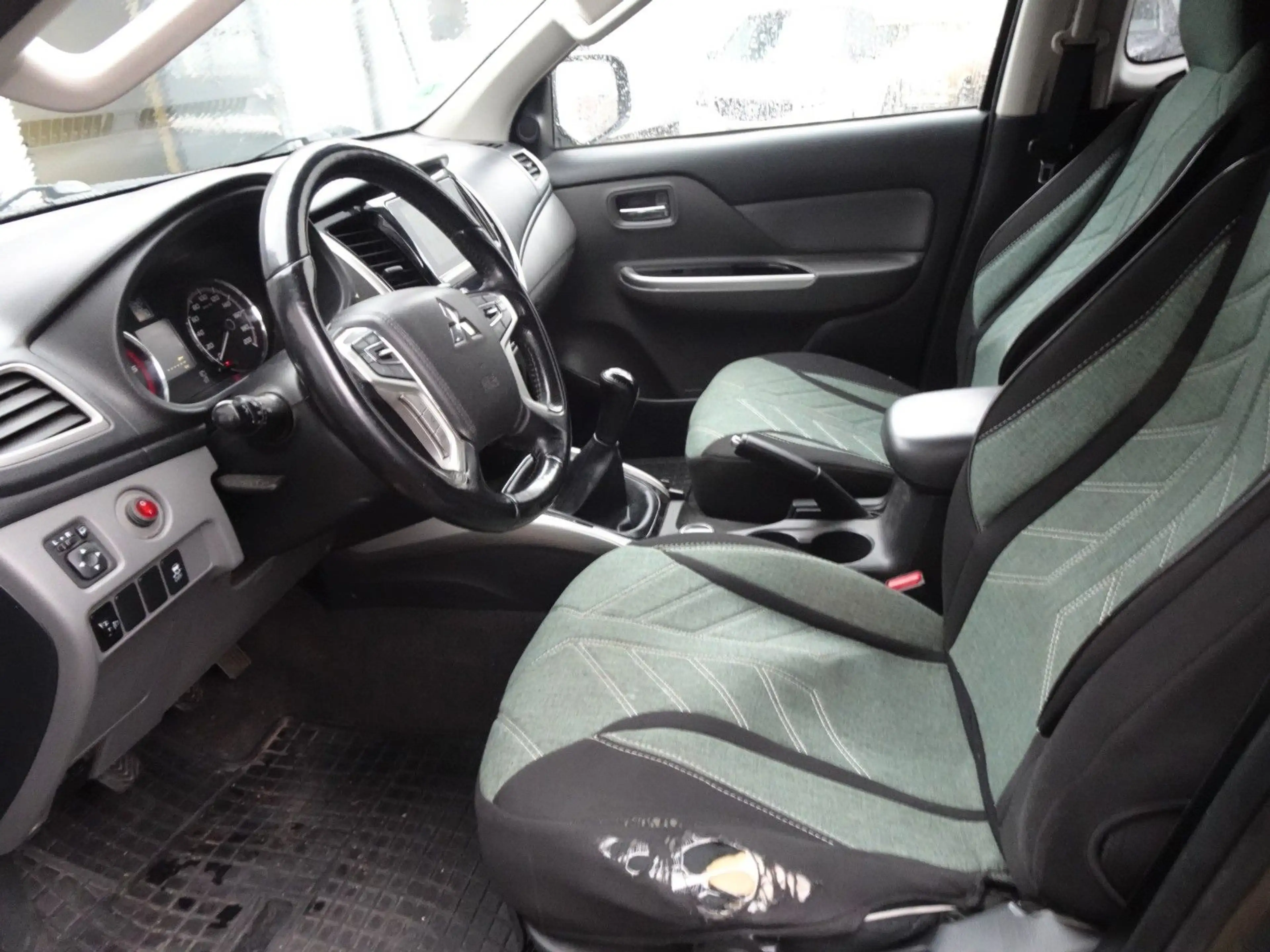 Mitsubishi L200 Plus Club Cab 4WD 133kW, KLIMATR-RCAM-AHK — photo 14