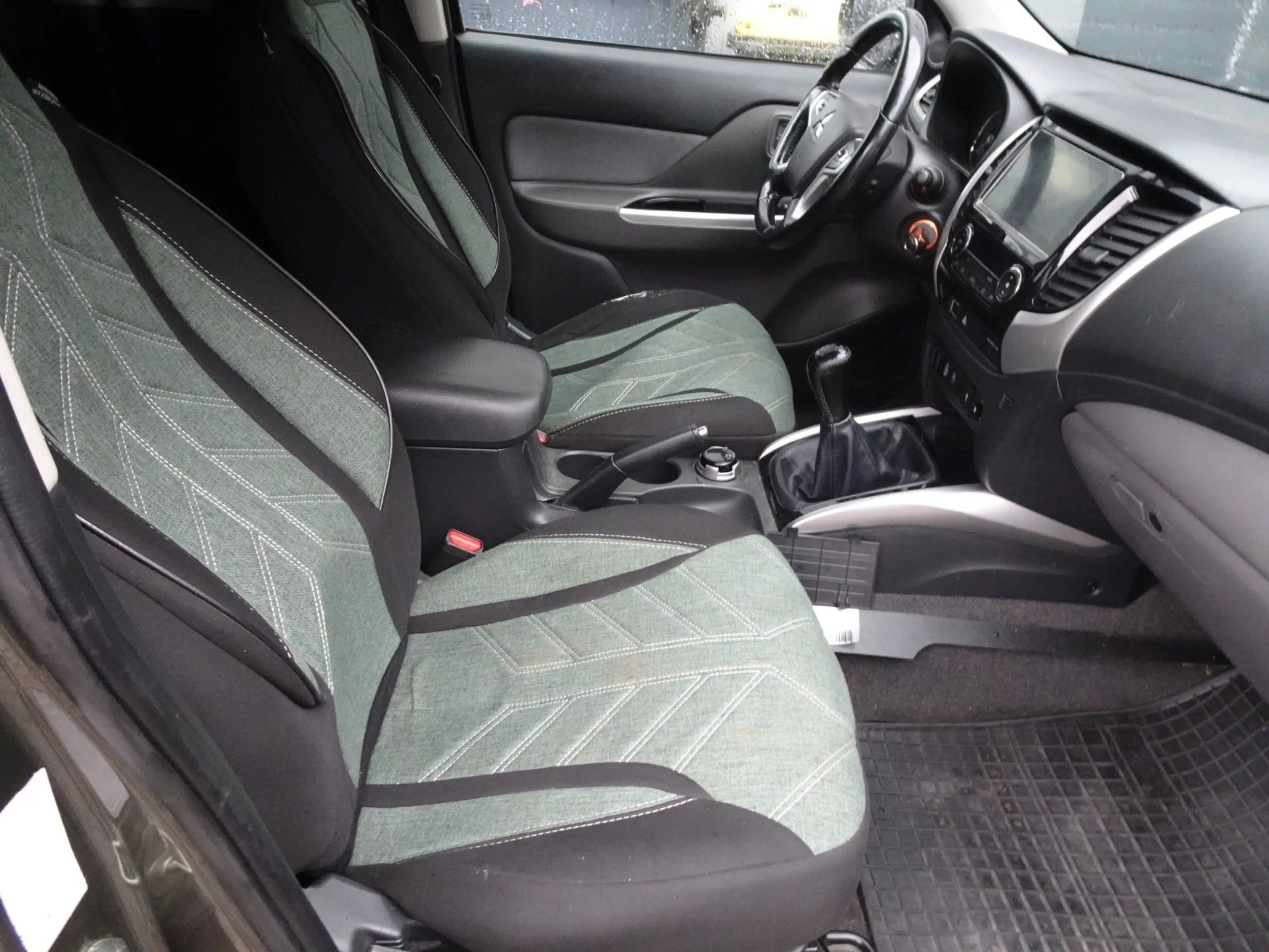 Mitsubishi L200 Plus Club Cab 4WD 133kW, KLIMATR-RCAM-AHK — photo 9