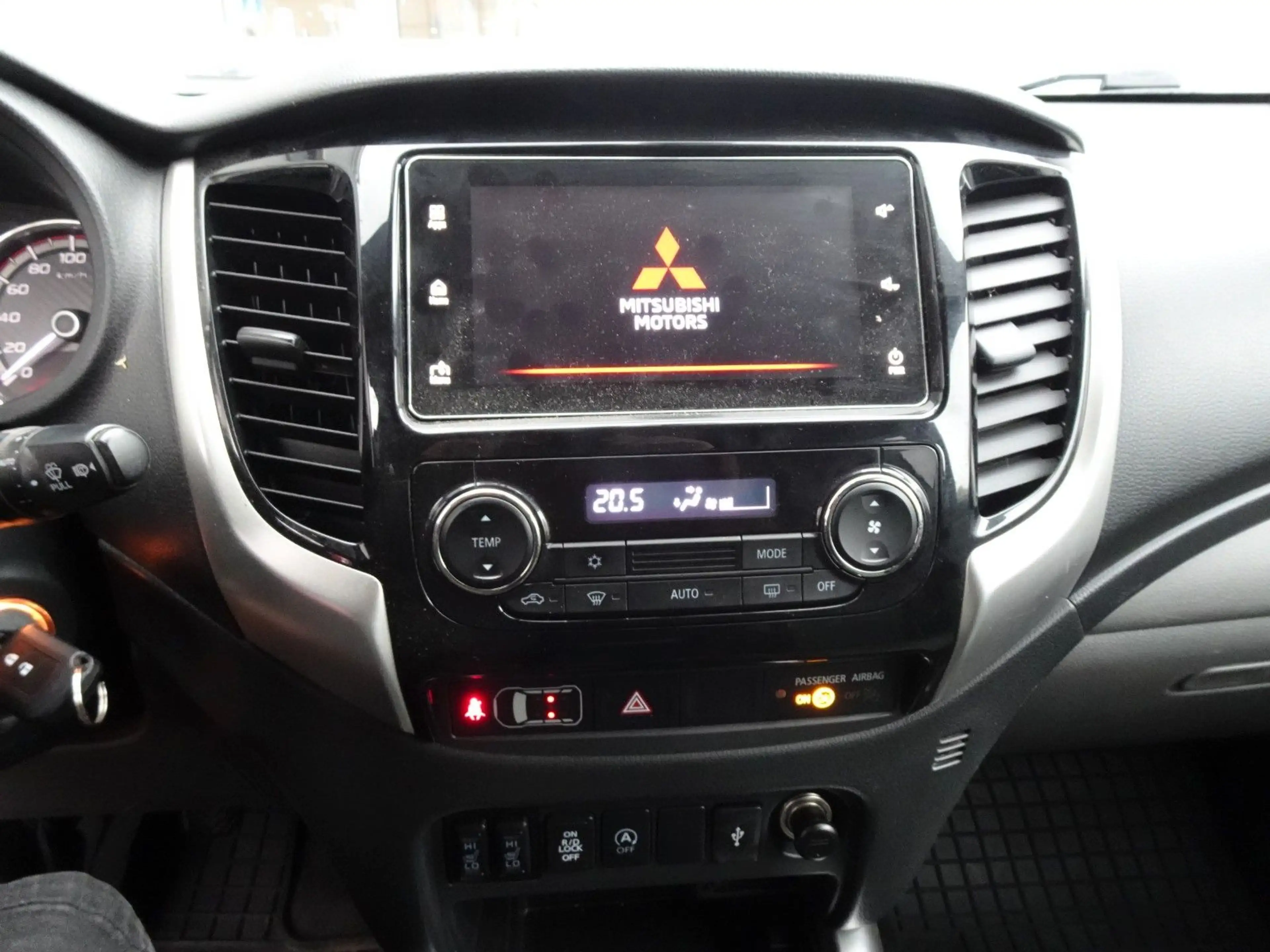 Mitsubishi L200 Plus Club Cab 4WD 133kW, KLIMATR-RCAM-AHK — photo 10