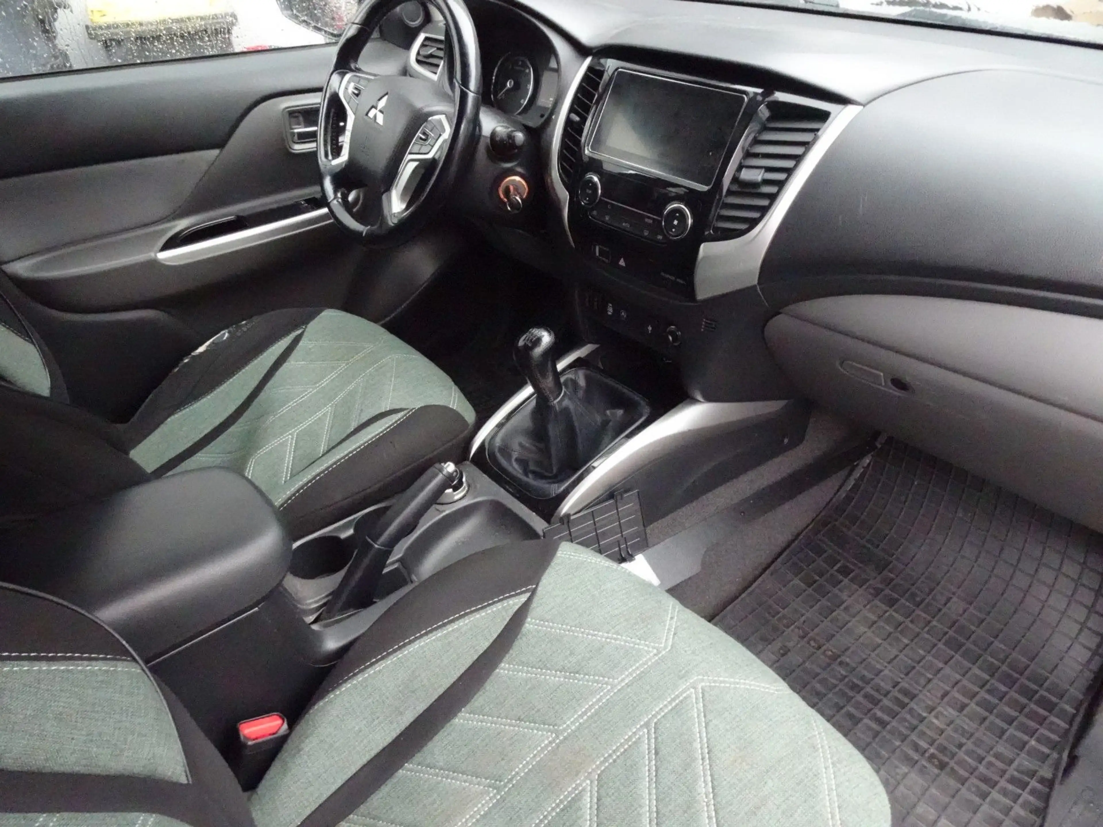 Mitsubishi L200 Plus Club Cab 4WD 133kW, KLIMATR-RCAM-AHK — photo 8