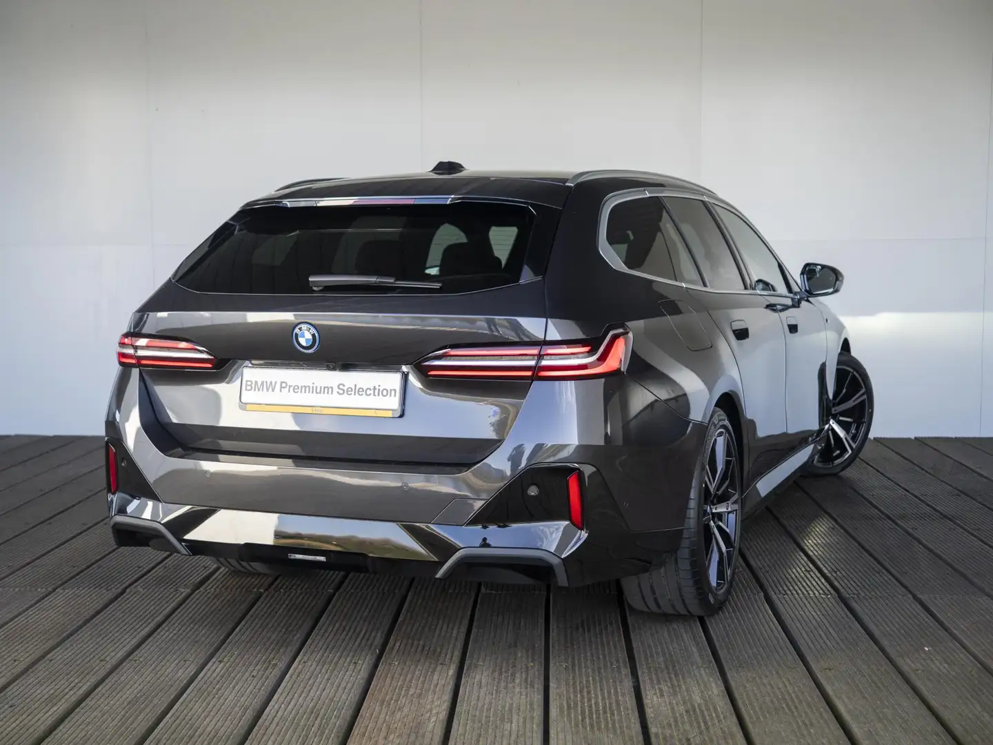 BMW 530 5 Serie Touring 530e | M Sportpakket | Travel Pack Grijs - 2