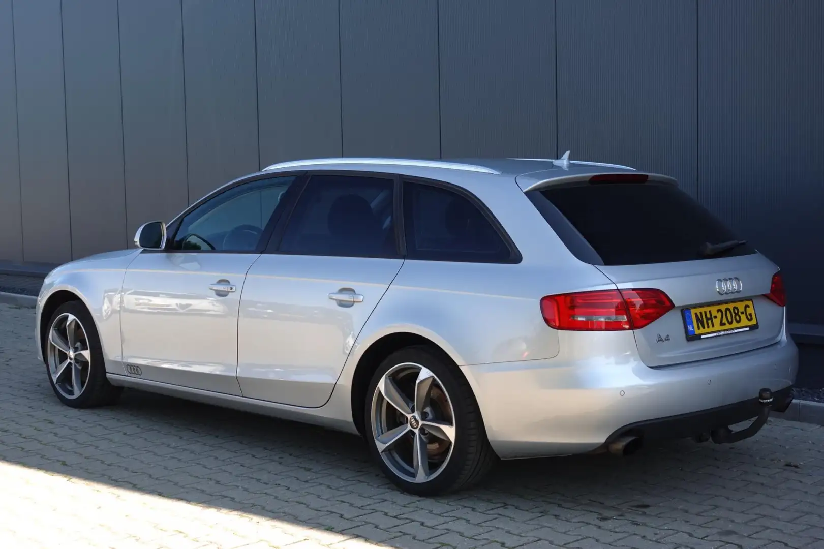 Audi A4 Avant 2.0 TFSI PANO/NAVI Grijs - 2