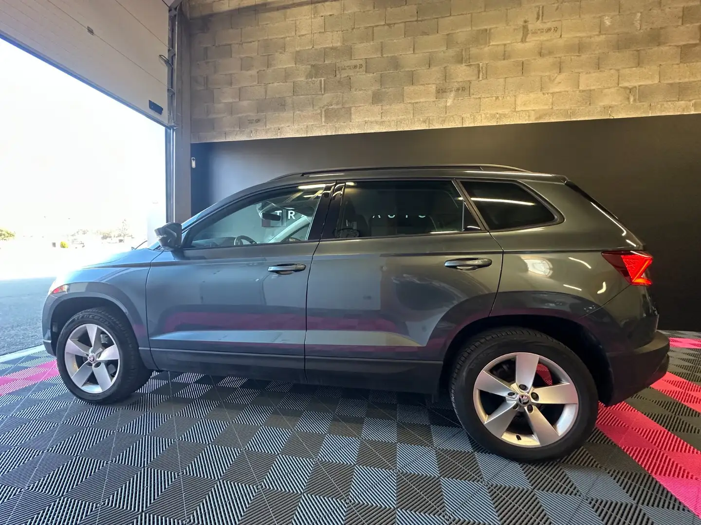 Skoda Karoq Business Gris - 2