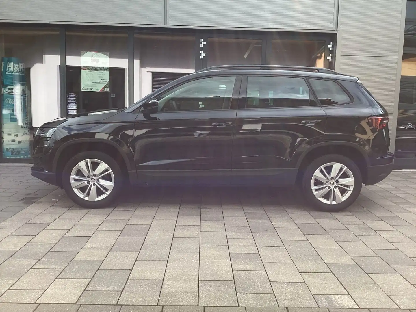 Skoda Karoq 1,5 TSI DSG Selection LED+Navi+ACC+AHK+Kam Schwarz - 1