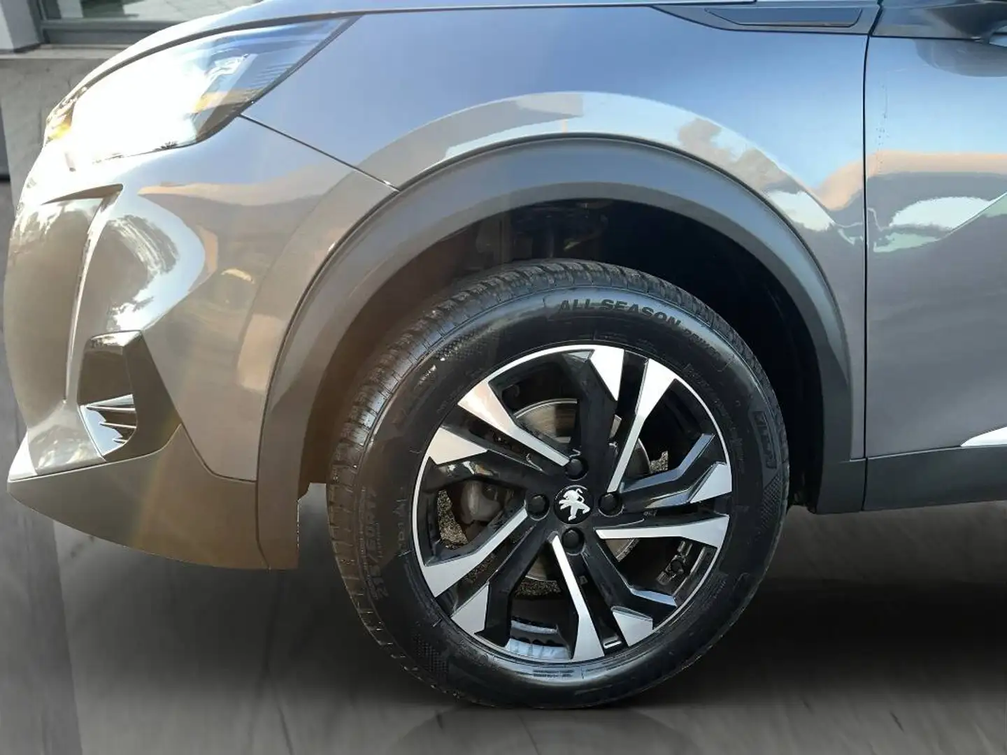 Peugeot 2008 1.5 bluehdi Allure Pack s&s 110cv Con TELECAMERA Grijs - 2