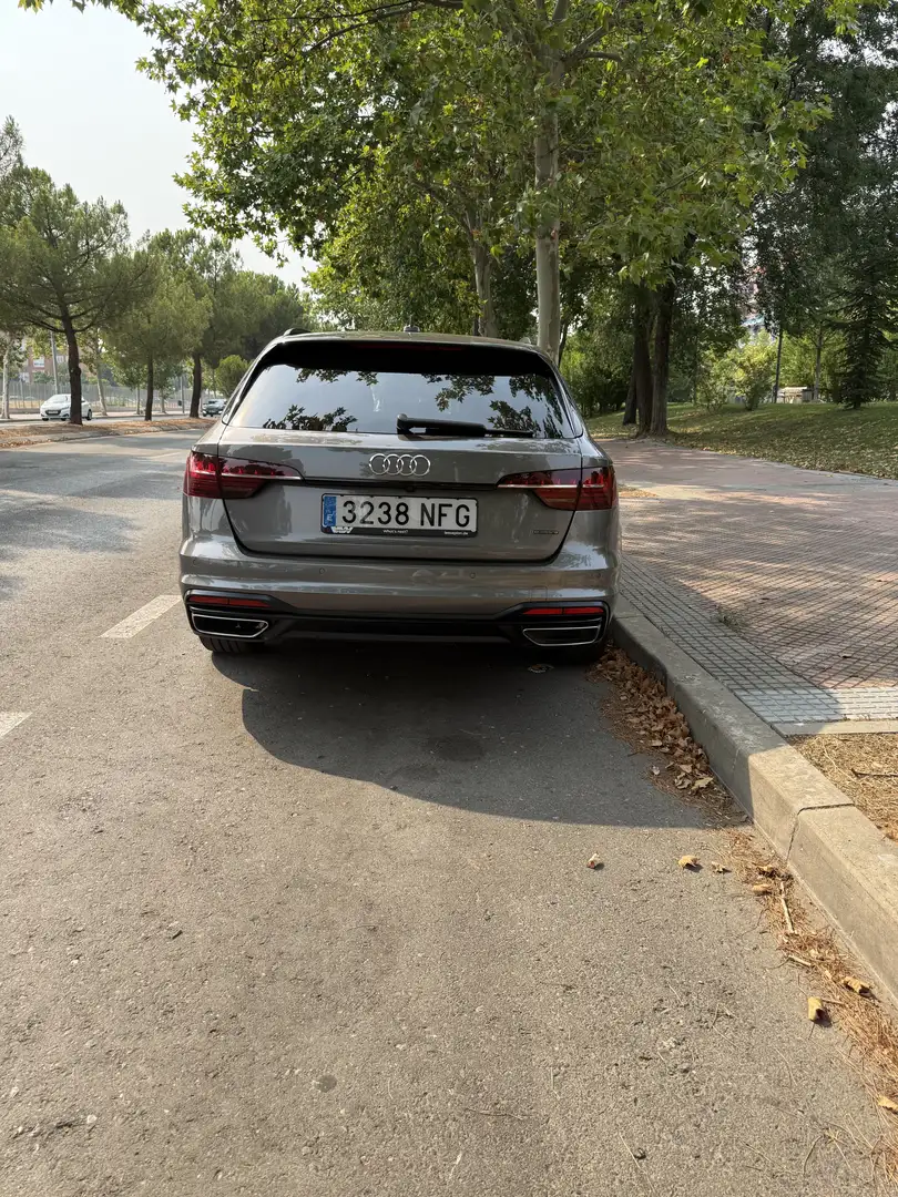 Audi A4 Avant 40 TDI Black line S tronic 140kW Gris - 2
