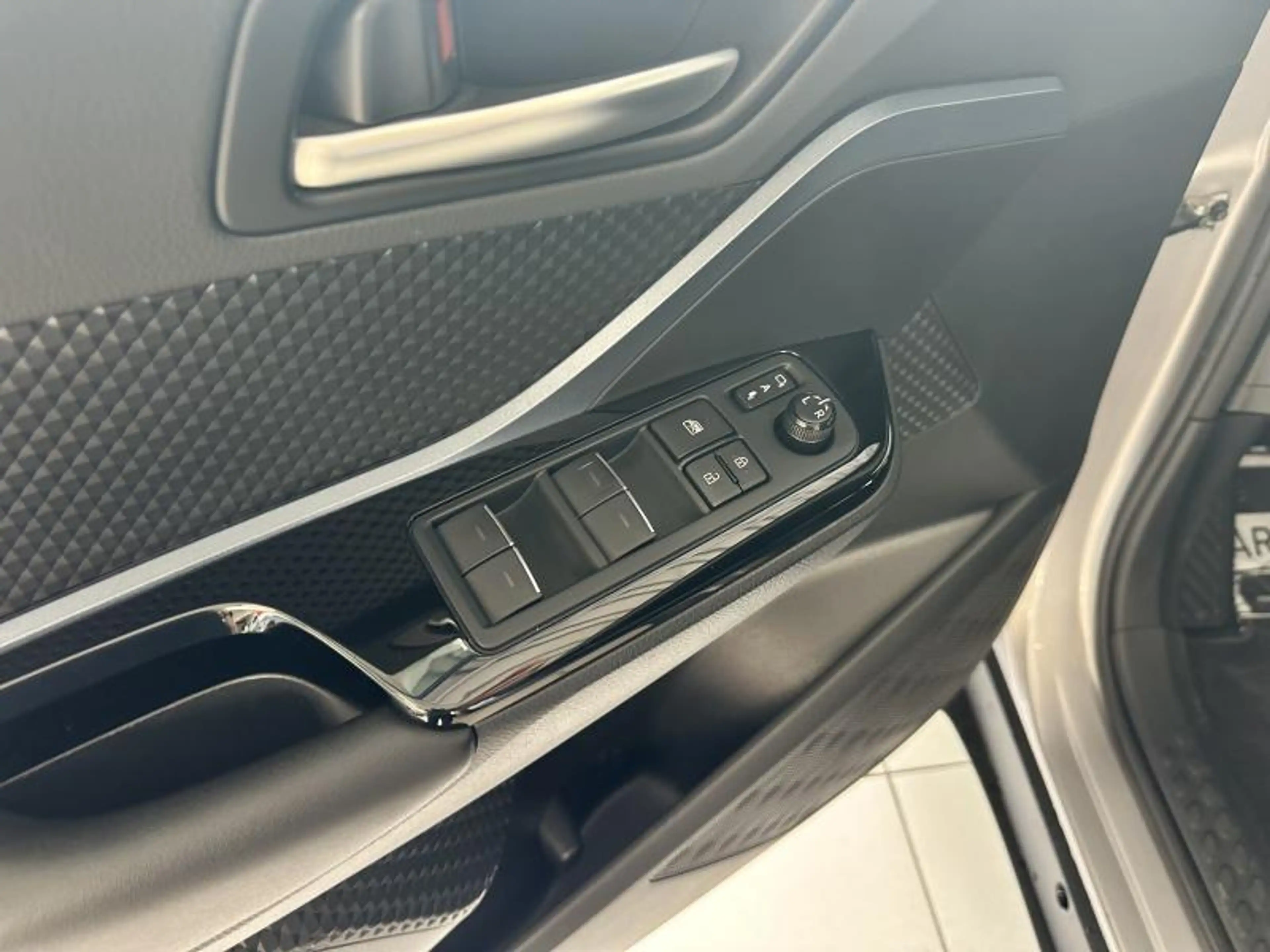 Toyota C-HR C-LUB BI-TONE — photo 12