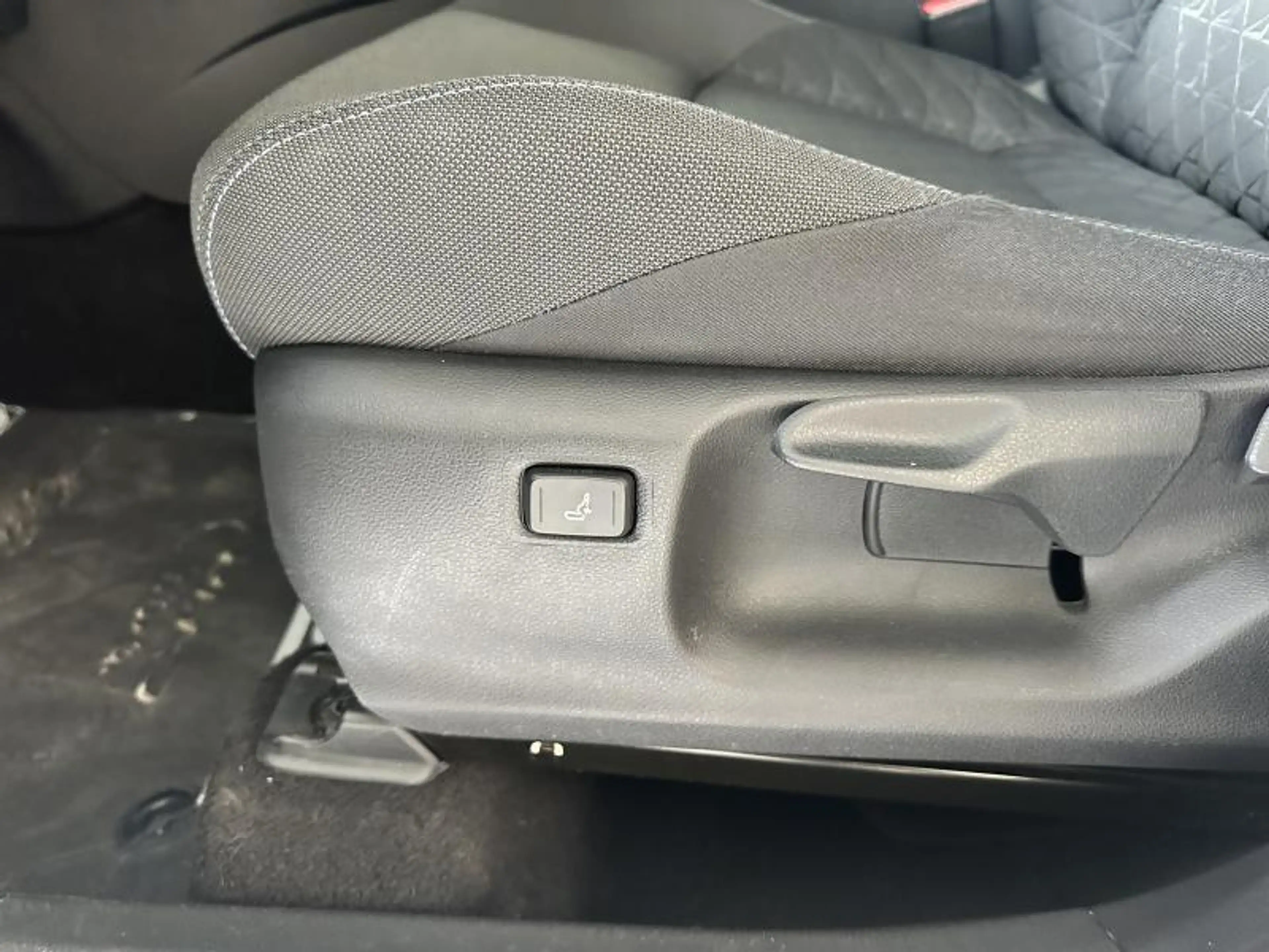 Toyota C-HR C-LUB BI-TONE — photo 14