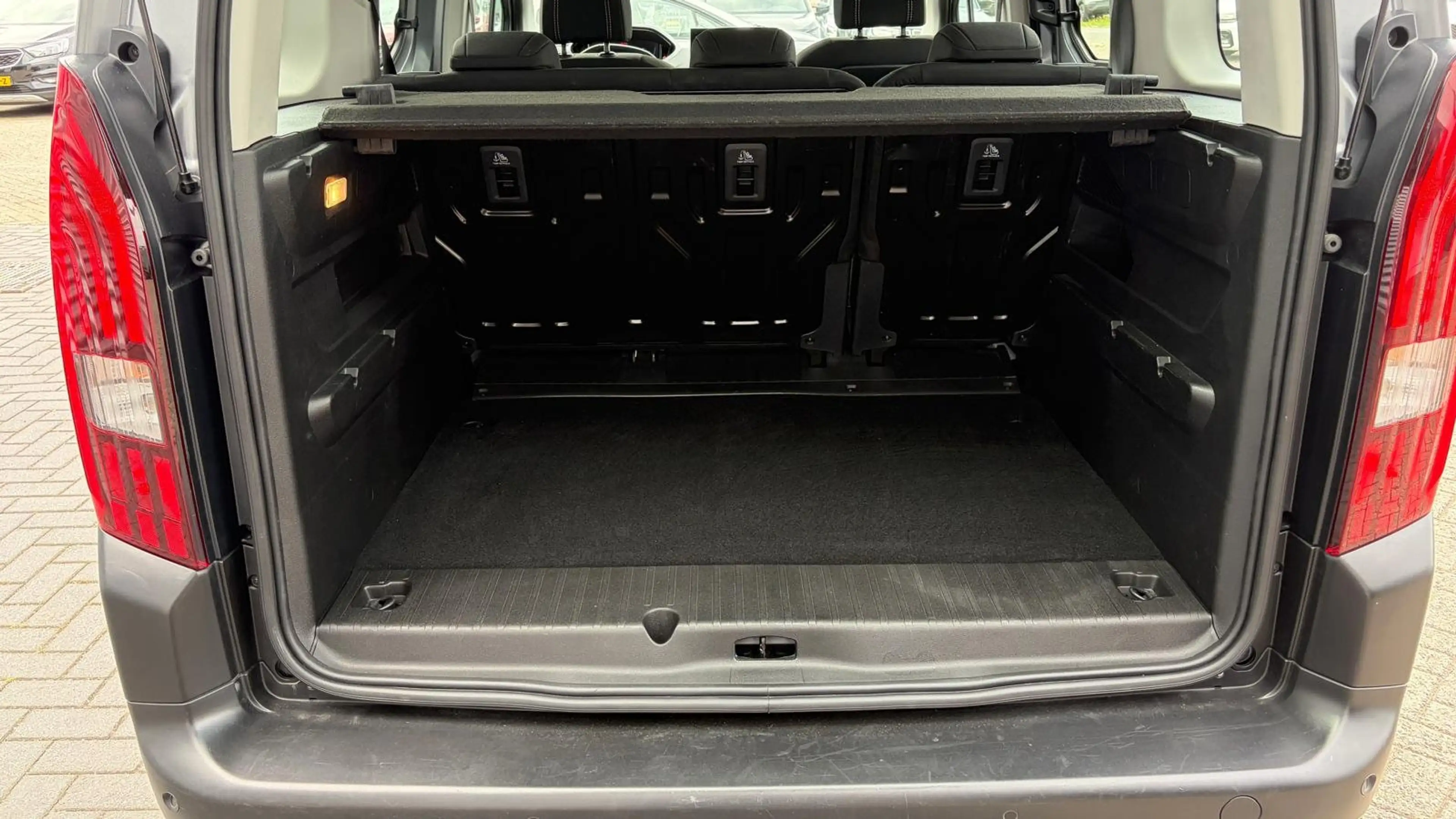 Peugeot e-Rifter EV 50KWH 136PK L1 ALLURE / NAVI / AIRCO / LED / PD — photo 13