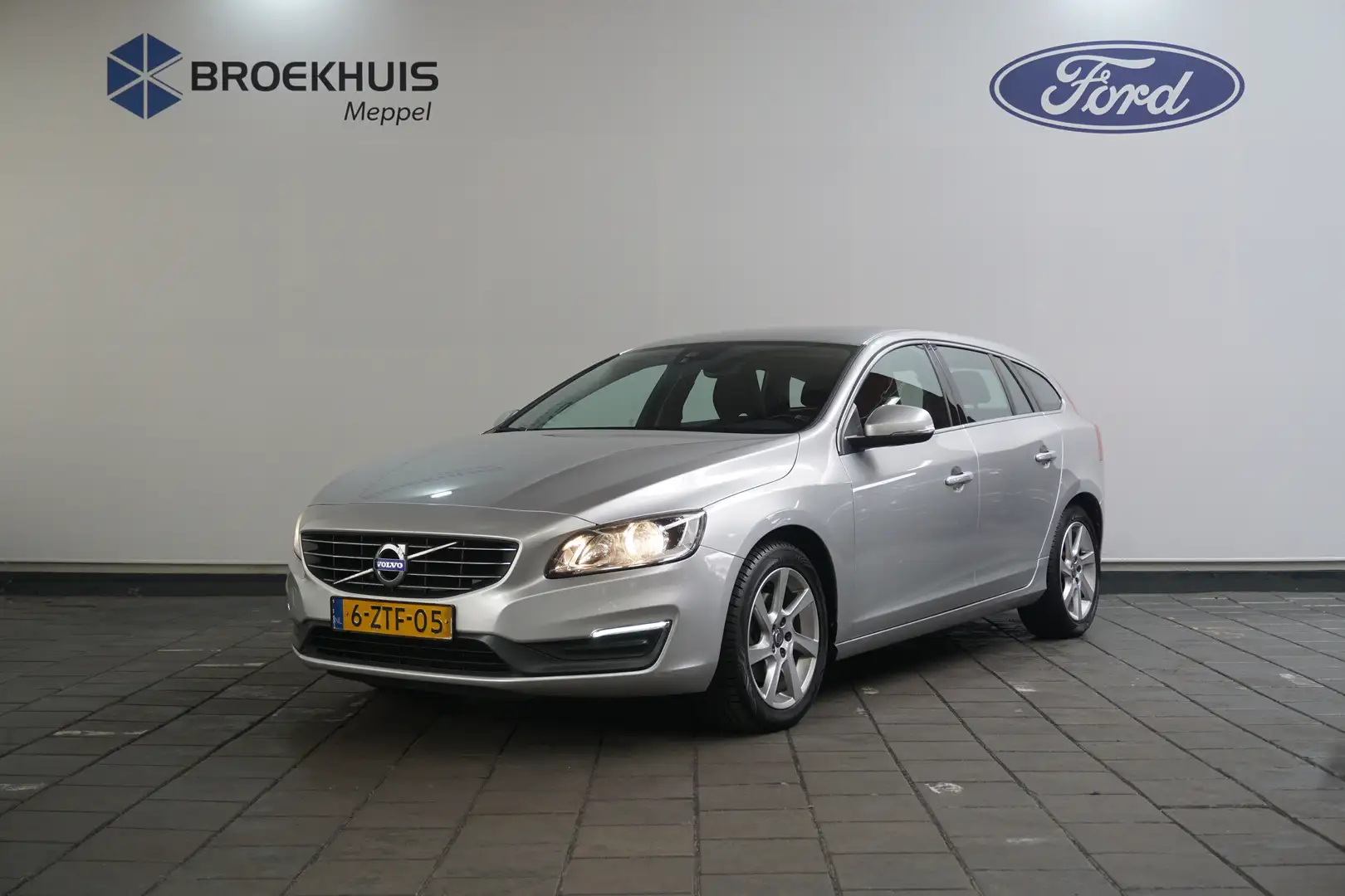 Volvo V60 1.6 T3 Momentum | Cruise control | LED dagrijverli Gris - 2