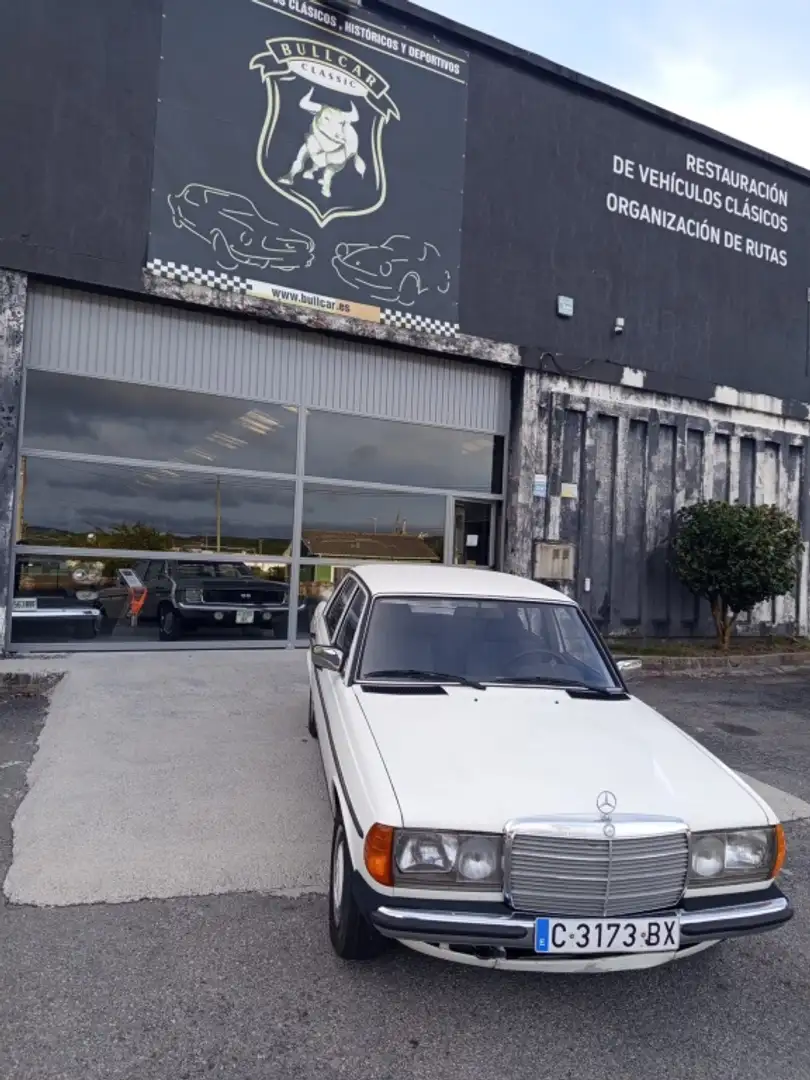 Mercedes-Benz MERCEDES-BENZ Clase E (W123) Berlina Manual de 4 Blanco - 1