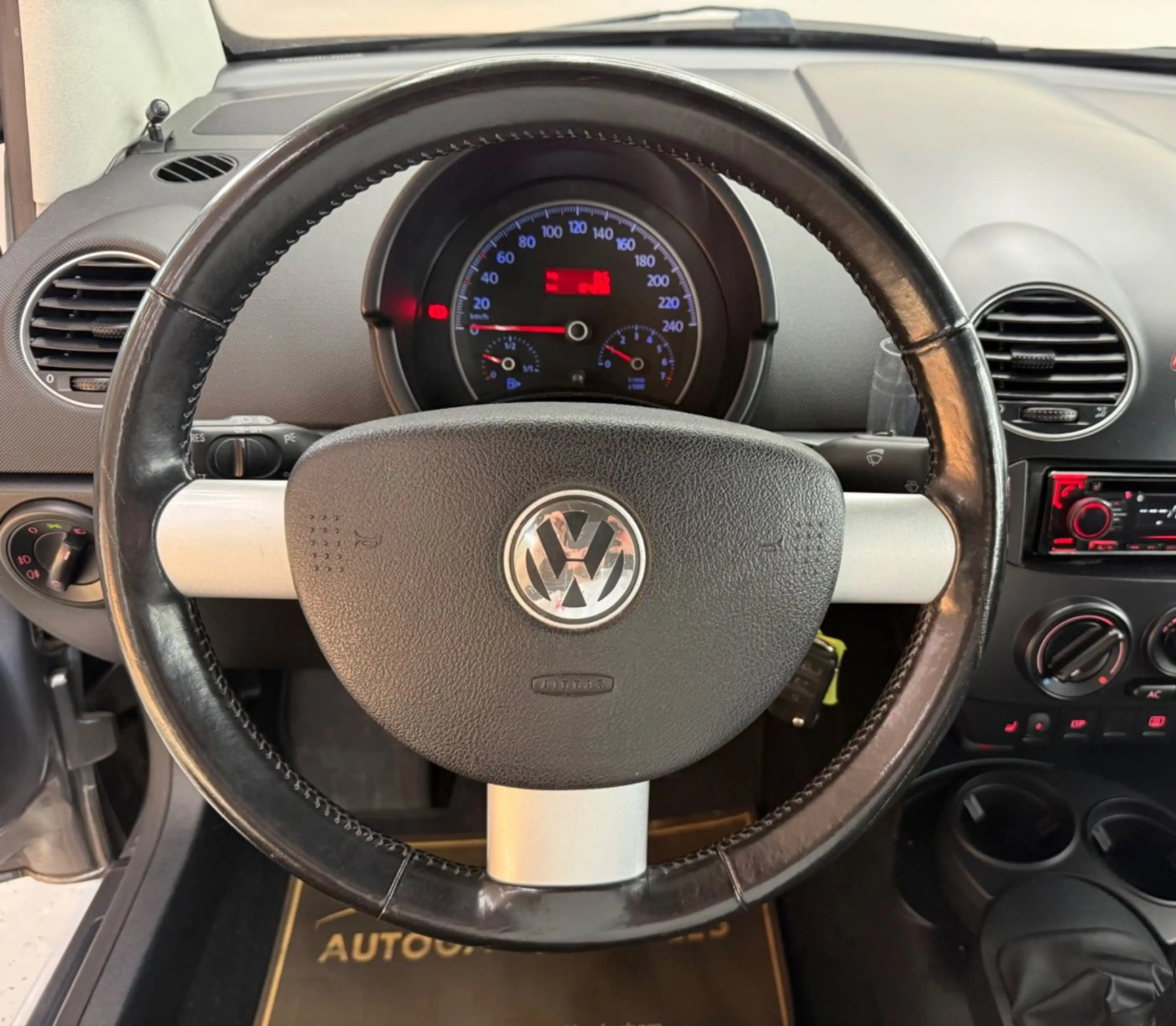 Volkswagen New Beetle Cabriolet 1.6 KLIMA*SHZ*PDC — photo 10