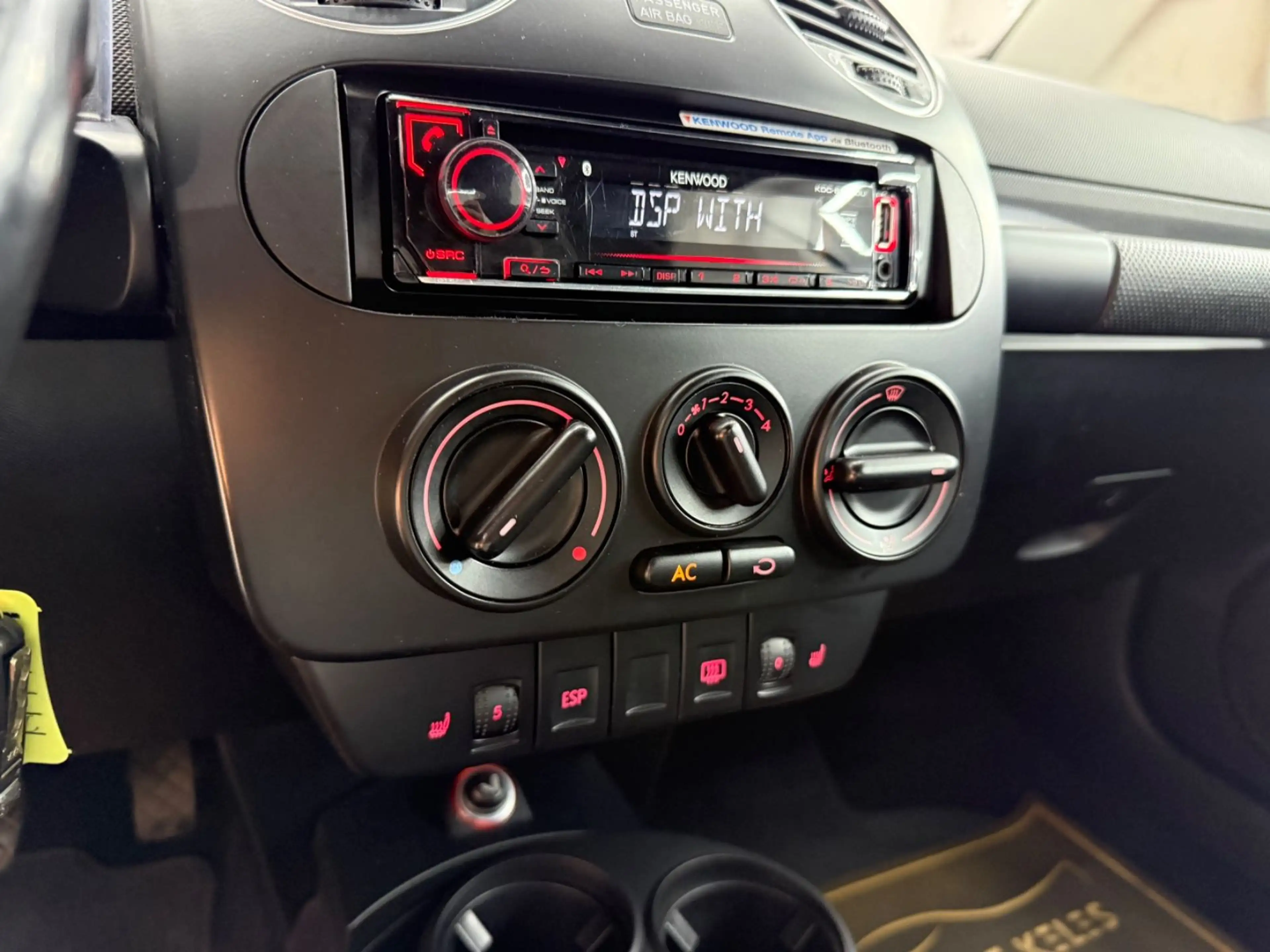 Volkswagen New Beetle Cabriolet 1.6 KLIMA*SHZ*PDC — photo 12