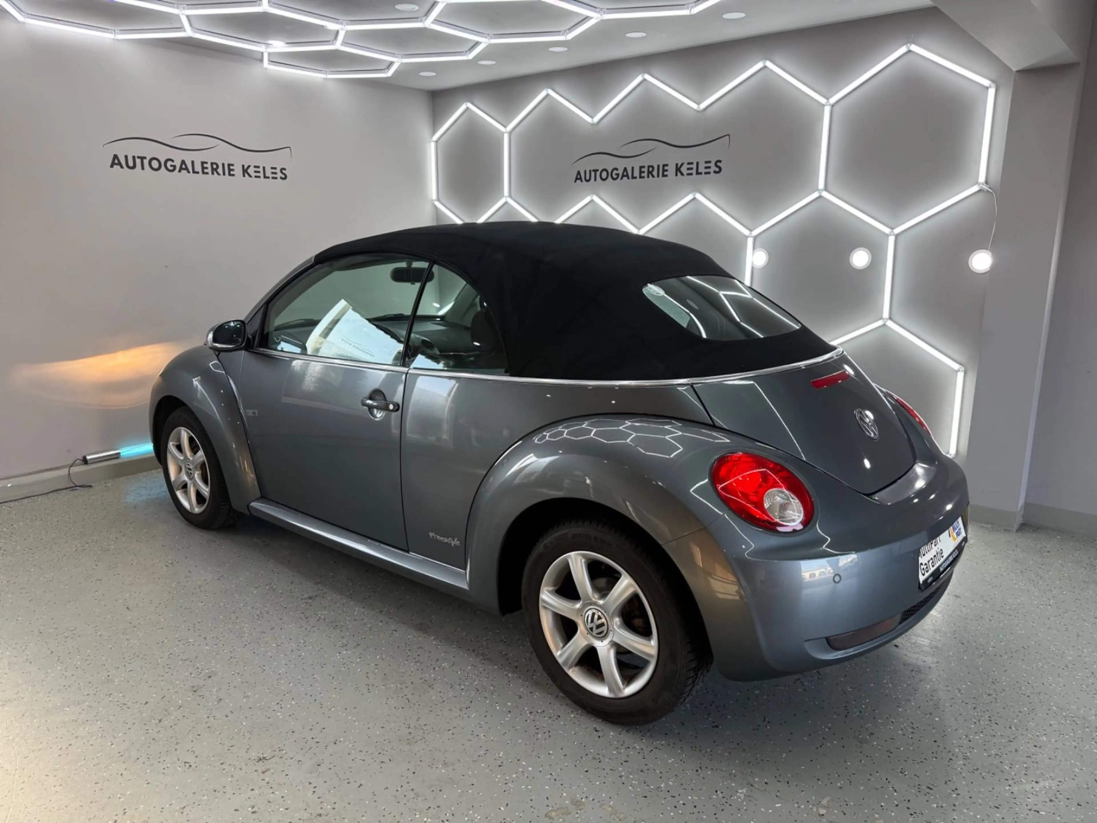 Volkswagen New Beetle Cabriolet 1.6 KLIMA*SHZ*PDC — photo 3