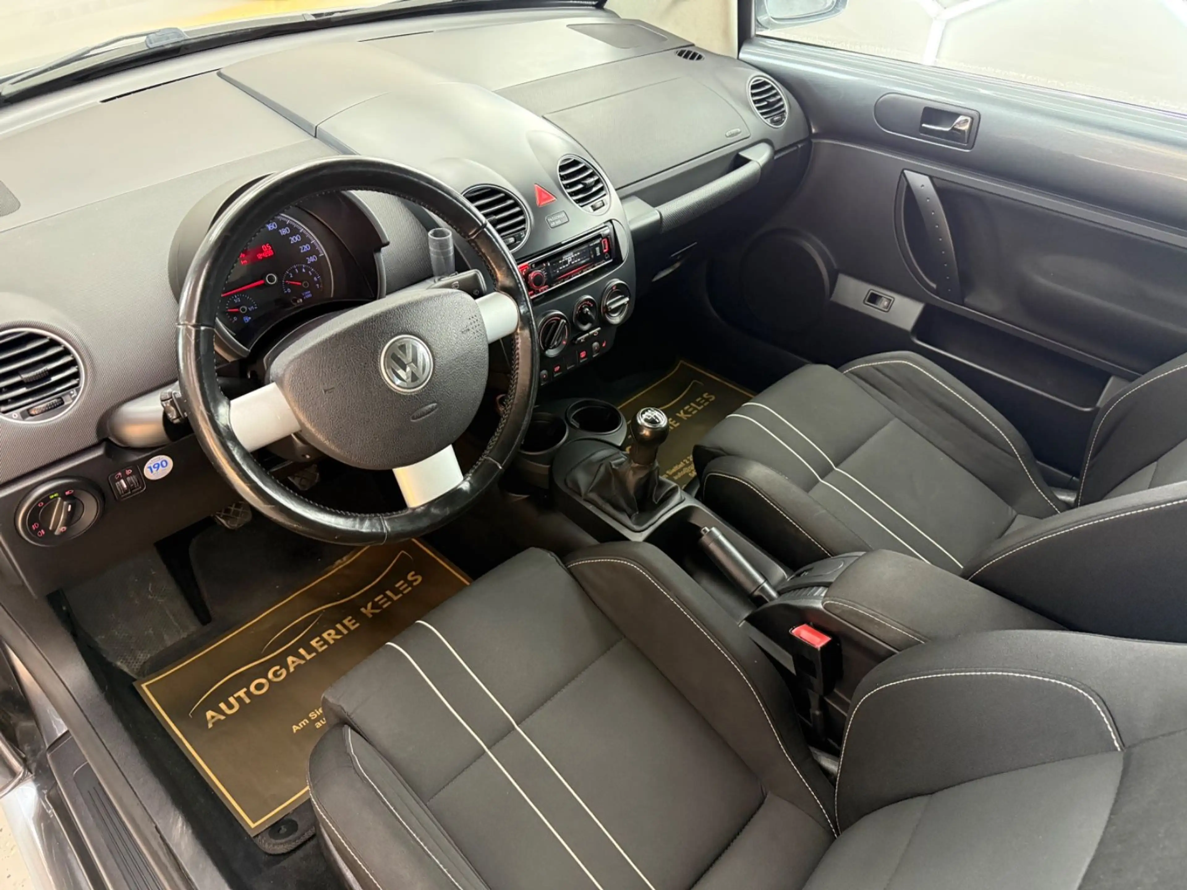 Volkswagen New Beetle Cabriolet 1.6 KLIMA*SHZ*PDC — photo 8