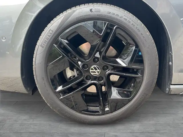 Volkswagen Passat view 10