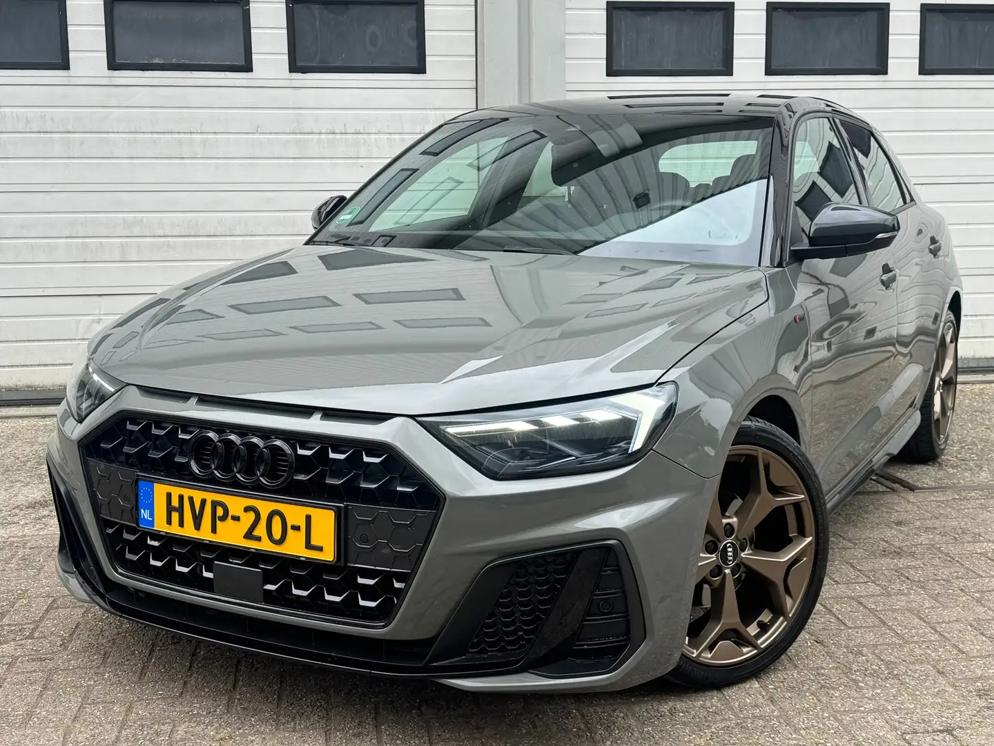 Audi A1 Sportback 25 TFSI S Line edition one xenon/led/aut Grijs - 1