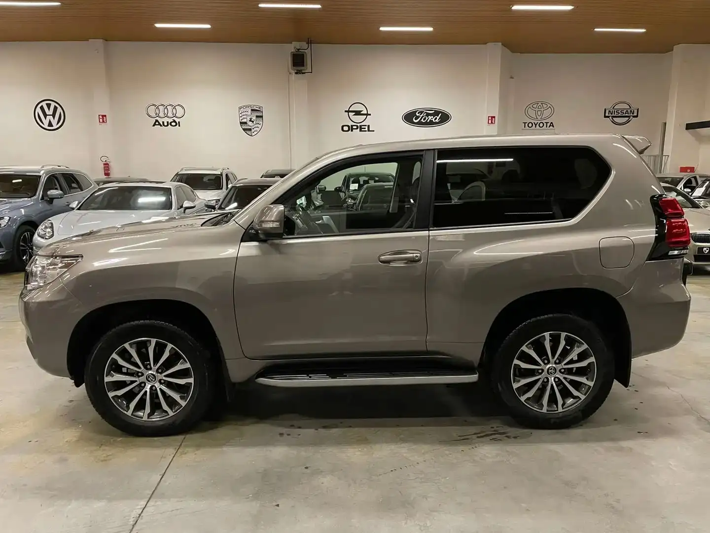 Toyota Land Cruiser Land Cruiser 2018 3p 3p 2.8 d-4d Lounge+ auto my19 Gris - 2