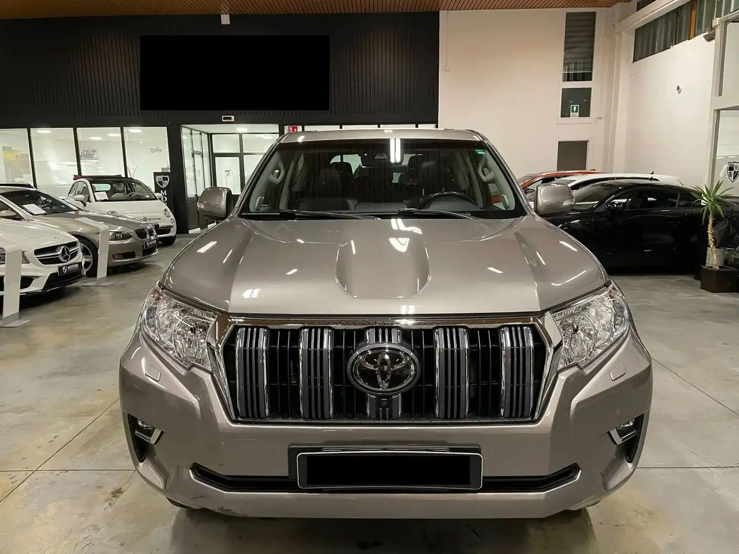 Toyota Land Cruiser Land Cruiser 2018 3p 3p 2.8 d-4d Lounge+ auto my19 Gris - 1