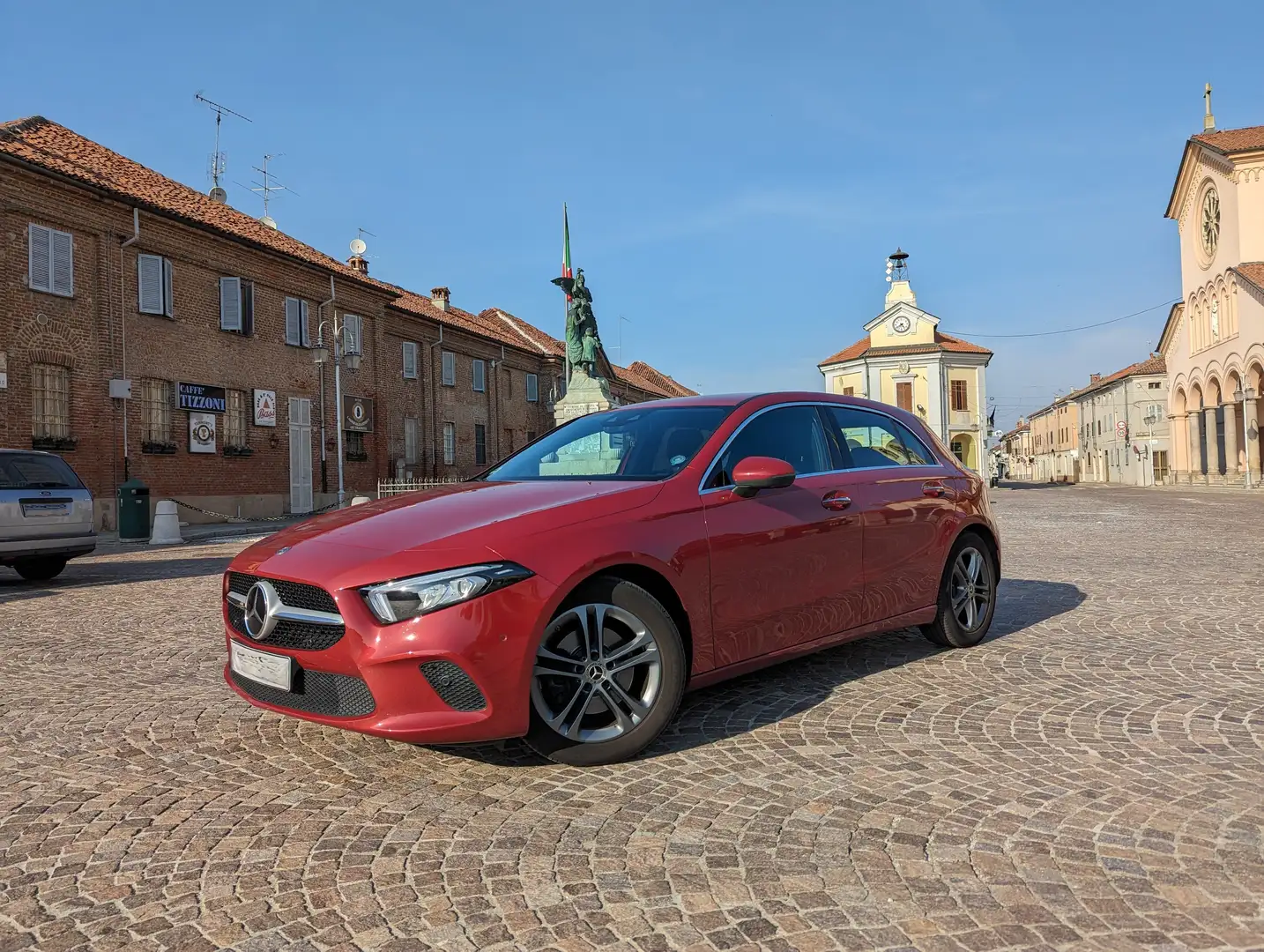 Mercedes-Benz A 200 A 200 7G-DCT Progressive Rot - 1