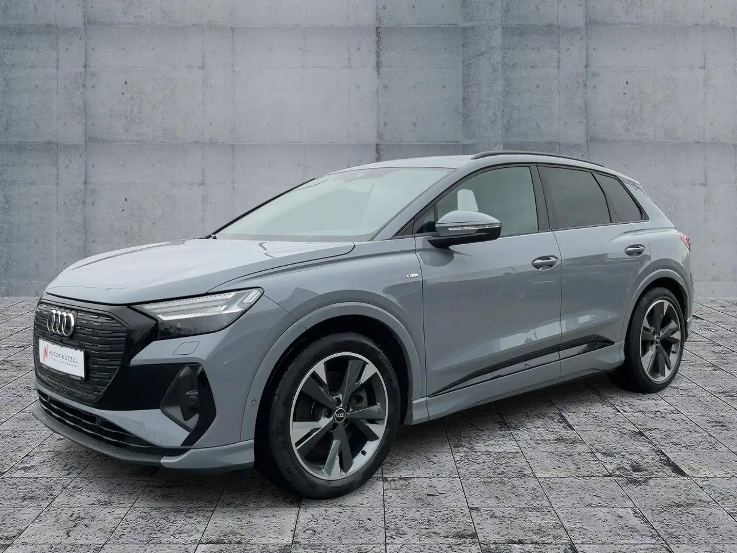 Audi Q4 e-tron 40 S-LINE MATRIX+NAVI+RFK+ACC+20"LM Grau - 2