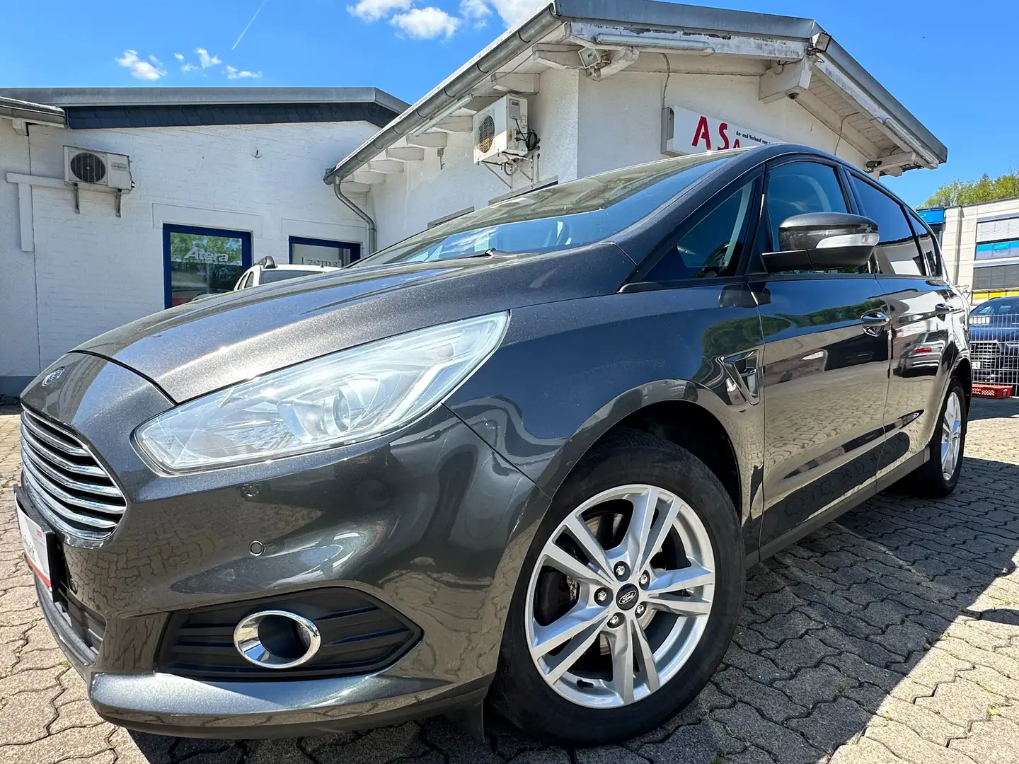 Ford S-Max 2,0 EcoBlue Business+Aut+NAVI+KLIMATR+PDC+SHZ+TEMP Grau - 1