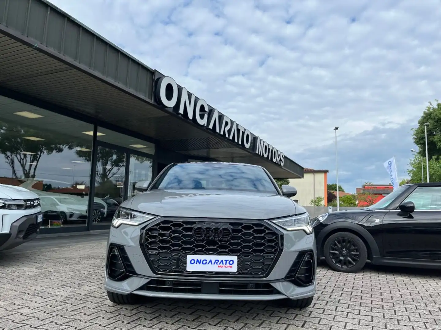 Audi Q3 35 SPB TDI S-Tronic Identity Black LIST. €66.980 Grigio - 2