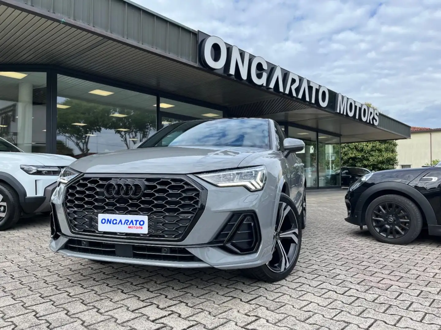 Audi Q3 35 SPB TDI S-Tronic Identity Black LIST. €66.980 Grigio - 1
