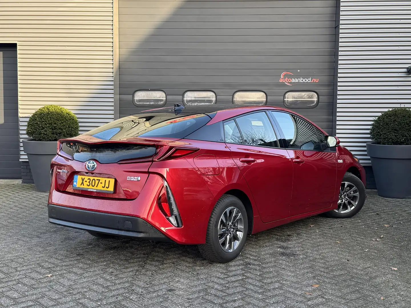 Toyota Prius 1.8 Plug-in Executive | Navigatie | Camera | DAB | Red - 2