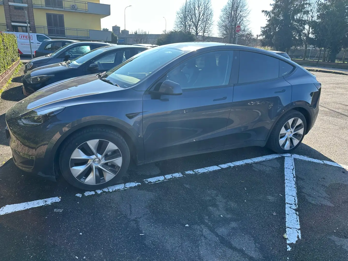Tesla Model Y dual Motor Long range con autopilot avanzato Grigio - 1