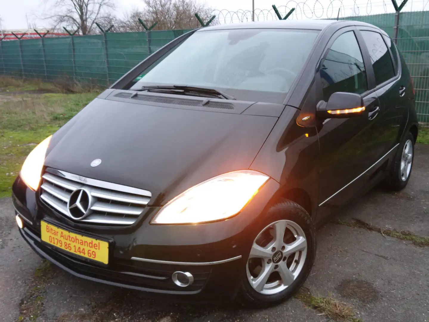 Mercedes-Benz A 170 A 170 +Aut+2Hd+Navi+AHK+Kam+SHZ+Panorama+Temp+t.Le Schwarz - 2