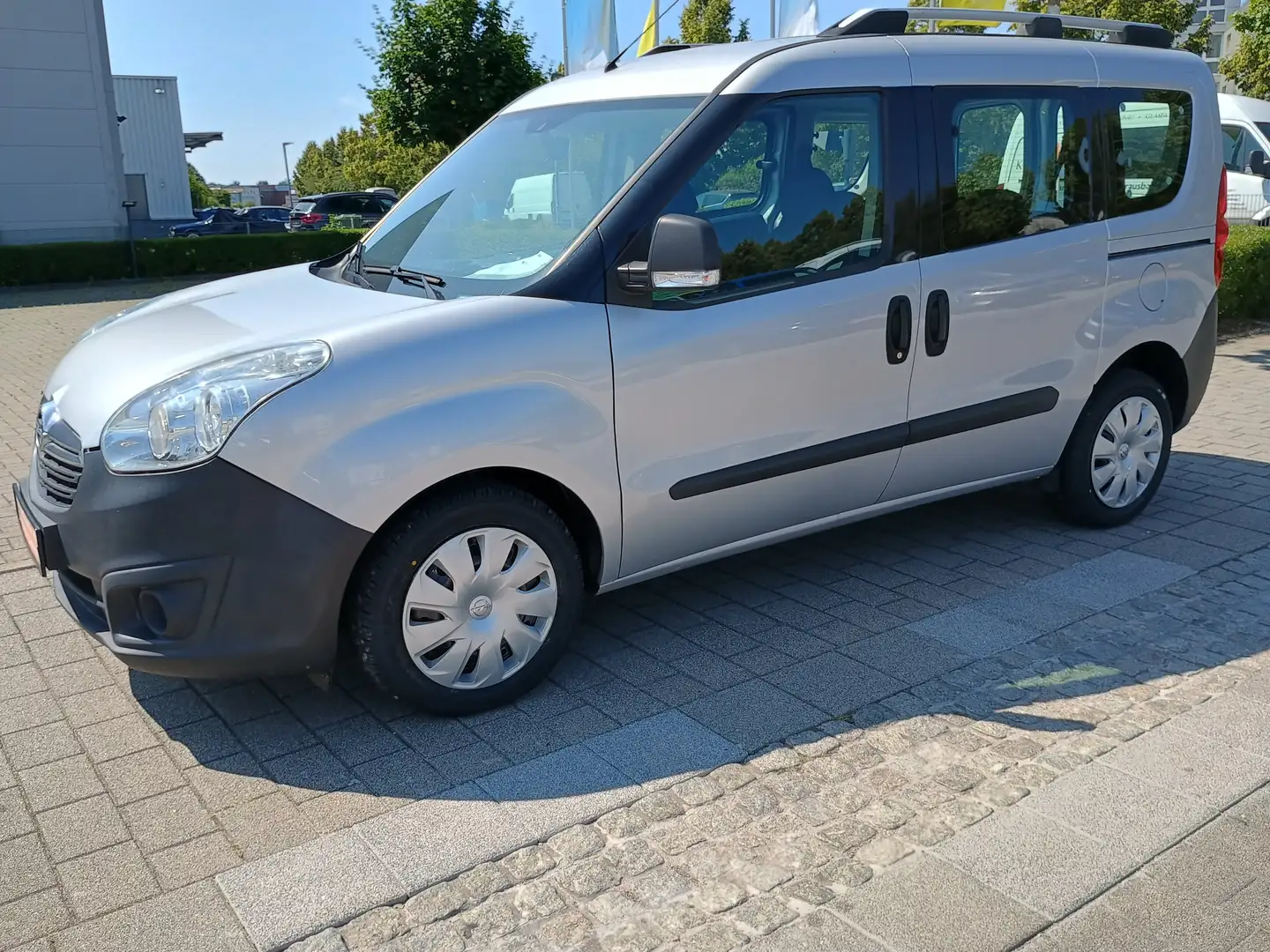Opel Combo 1.3 D (CDTI) L1H1 S/Klima/AHK/2.Hd/2 Schiebetür Silber - 1