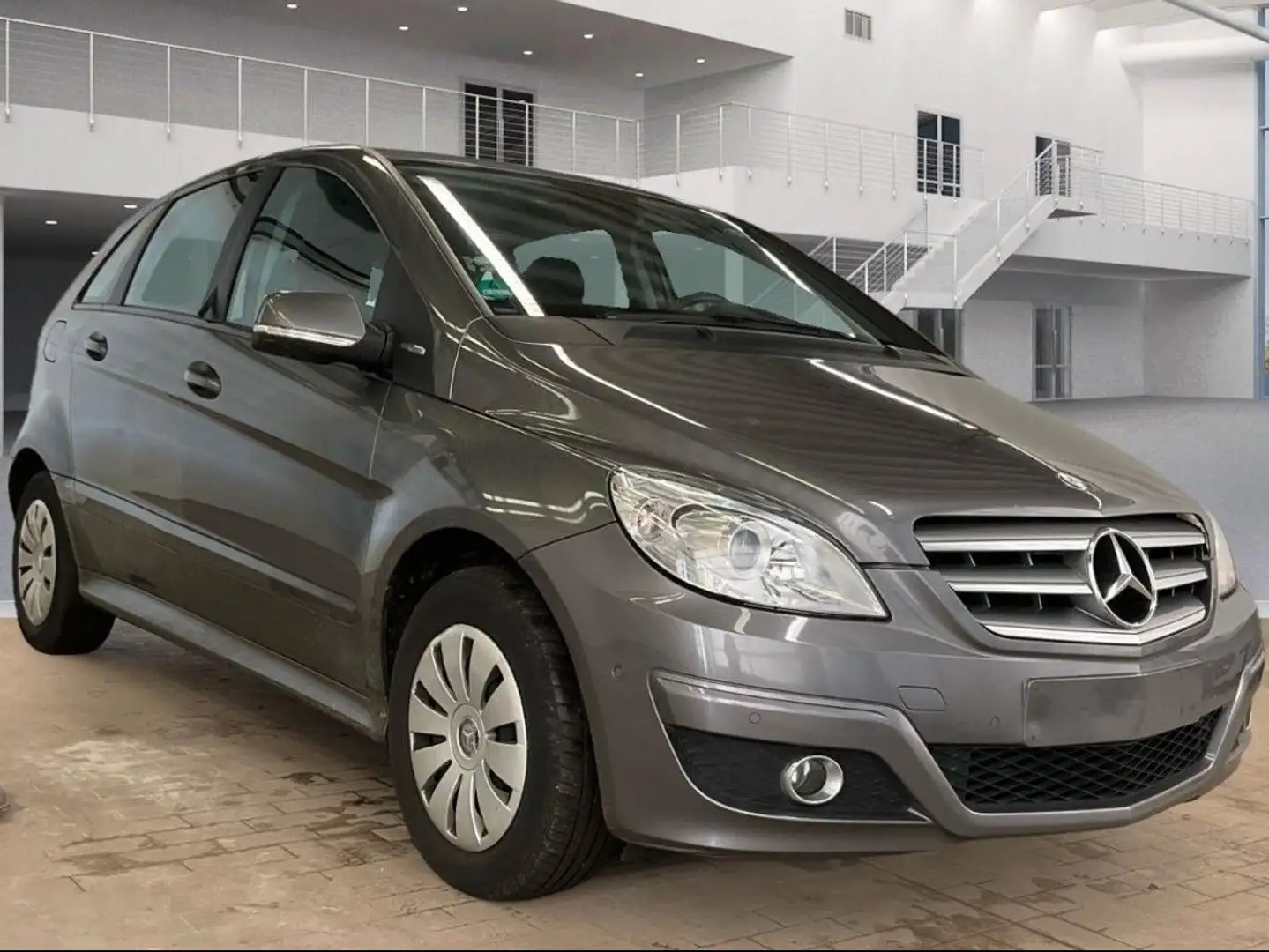 Mercedes-Benz B 180 BLUEEFICIENCY-PDC-SHZ-KLM-1 HAND-TÜV NEU Grau - 2