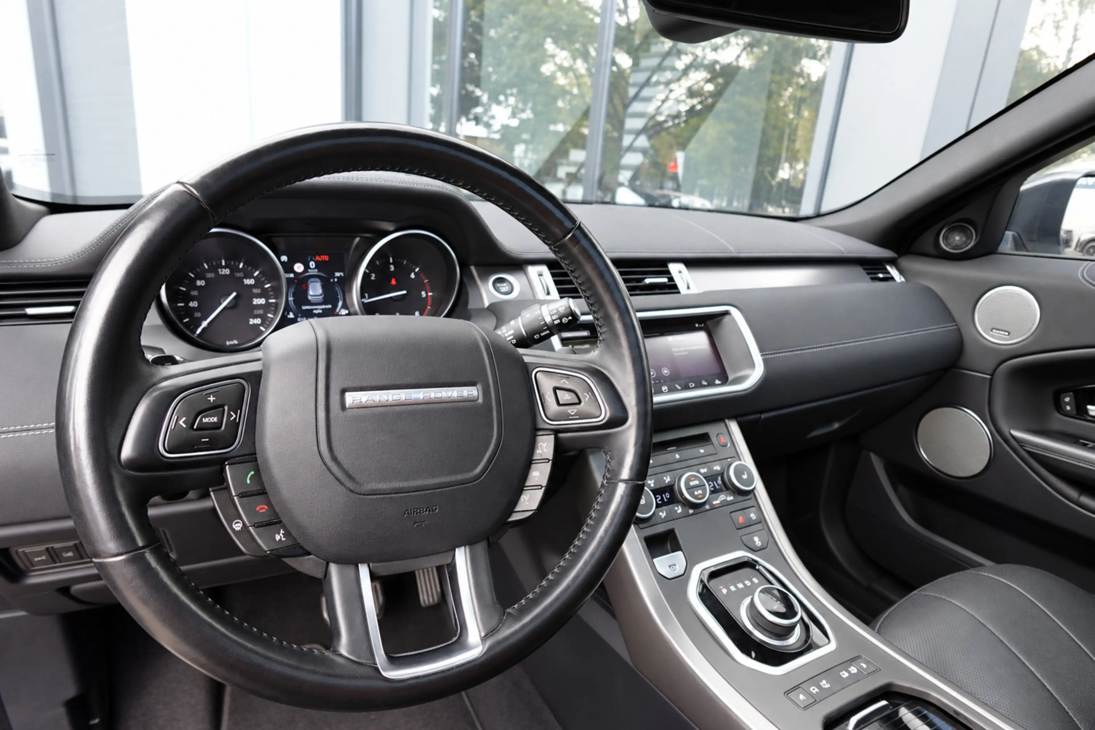 Land Rover Range Rover Evoque 2.0 TD4 SE Dynamic PANO KEYLESS CAM — photo 4