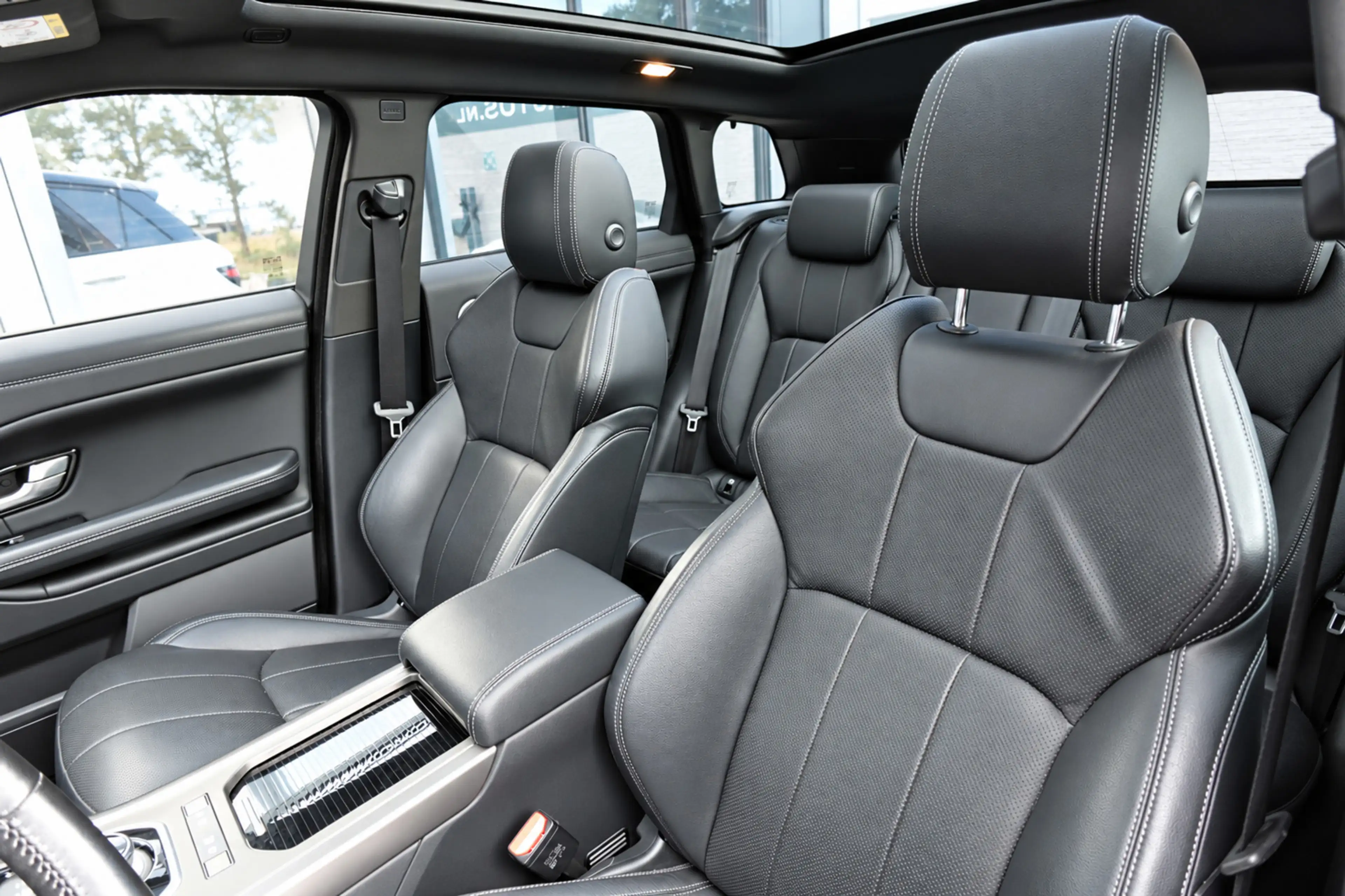 Land Rover Range Rover Evoque 2.0 TD4 SE Dynamic PANO KEYLESS CAM — photo 5