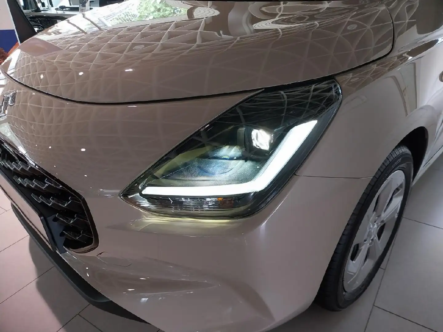 Suzuki Swift 1.2 Dualjet Hybrid 61 kW Comfort Beige - 2