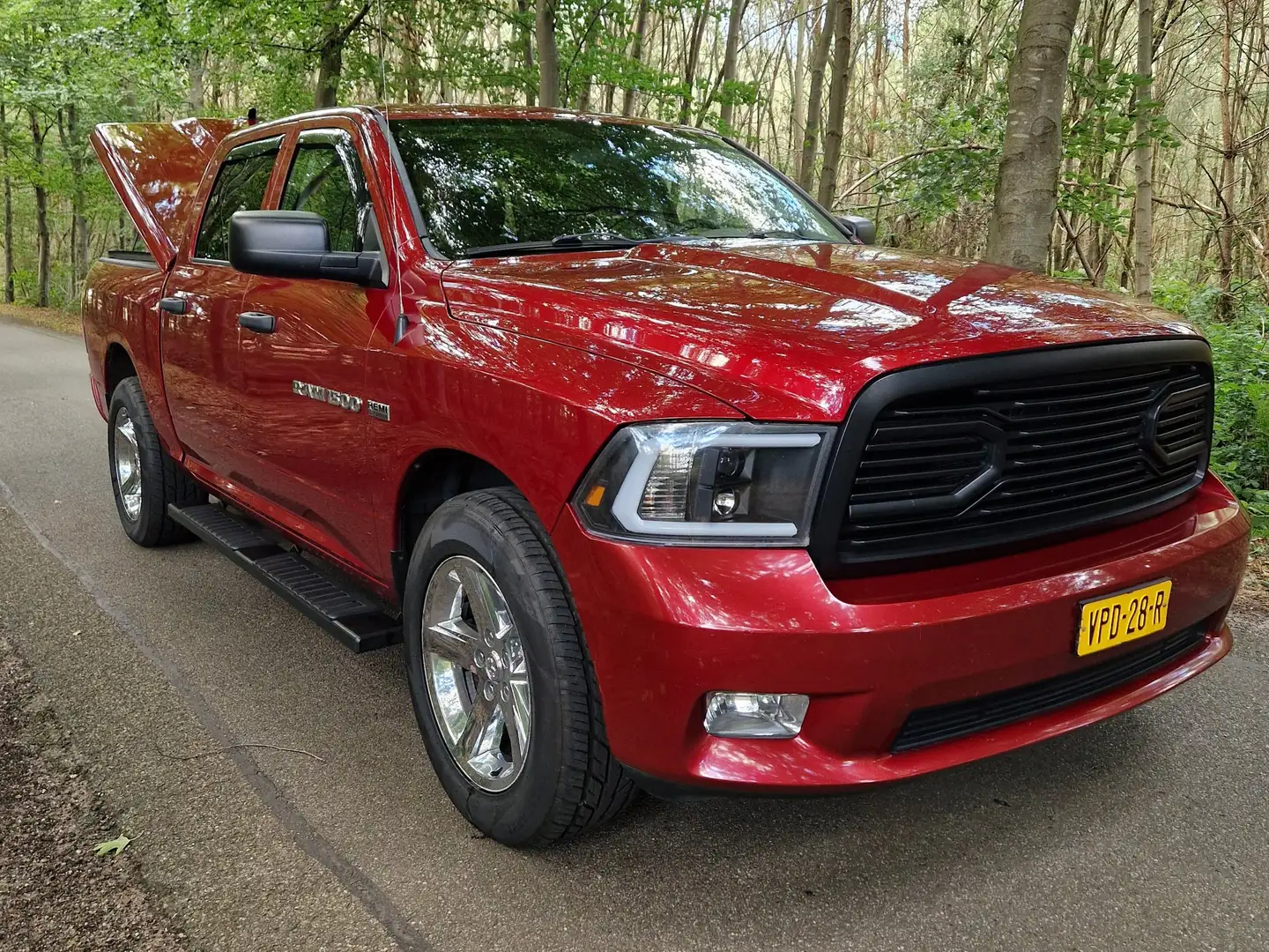 RAM 1500 1500 5.7 V8 QC 6'4 Červená - 1