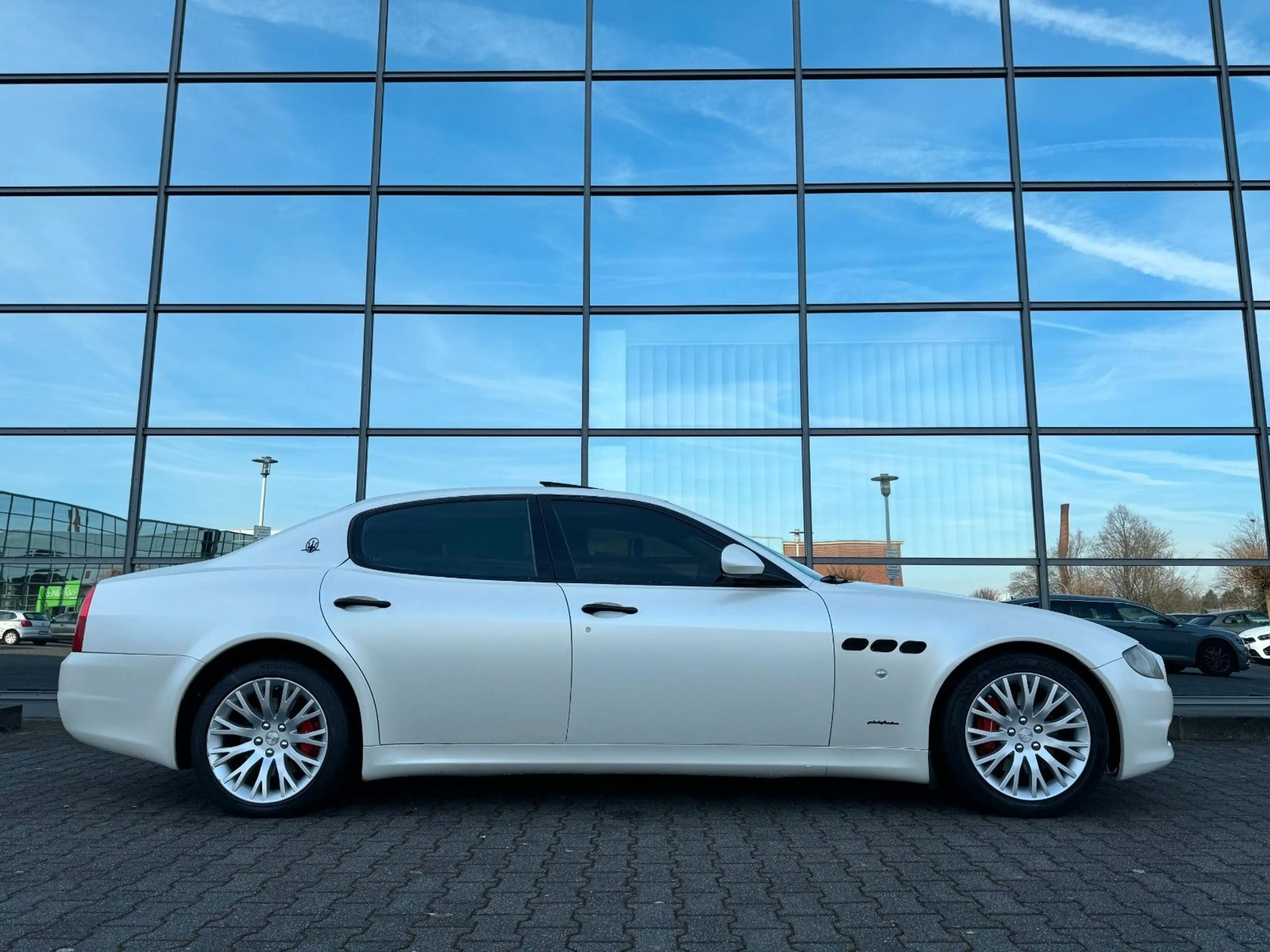 Maserati Quattroporte v8 4.2 SB-Dach PDC Xenon Bose — photo 4