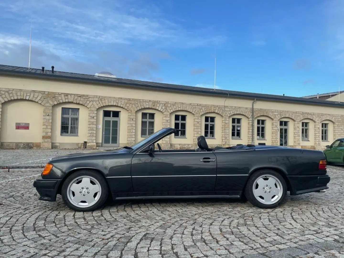 Mercedes-Benz 300 CE-24 Cabriolet, org. AMG Paket, 5-Gang-Aut. Černá - 2