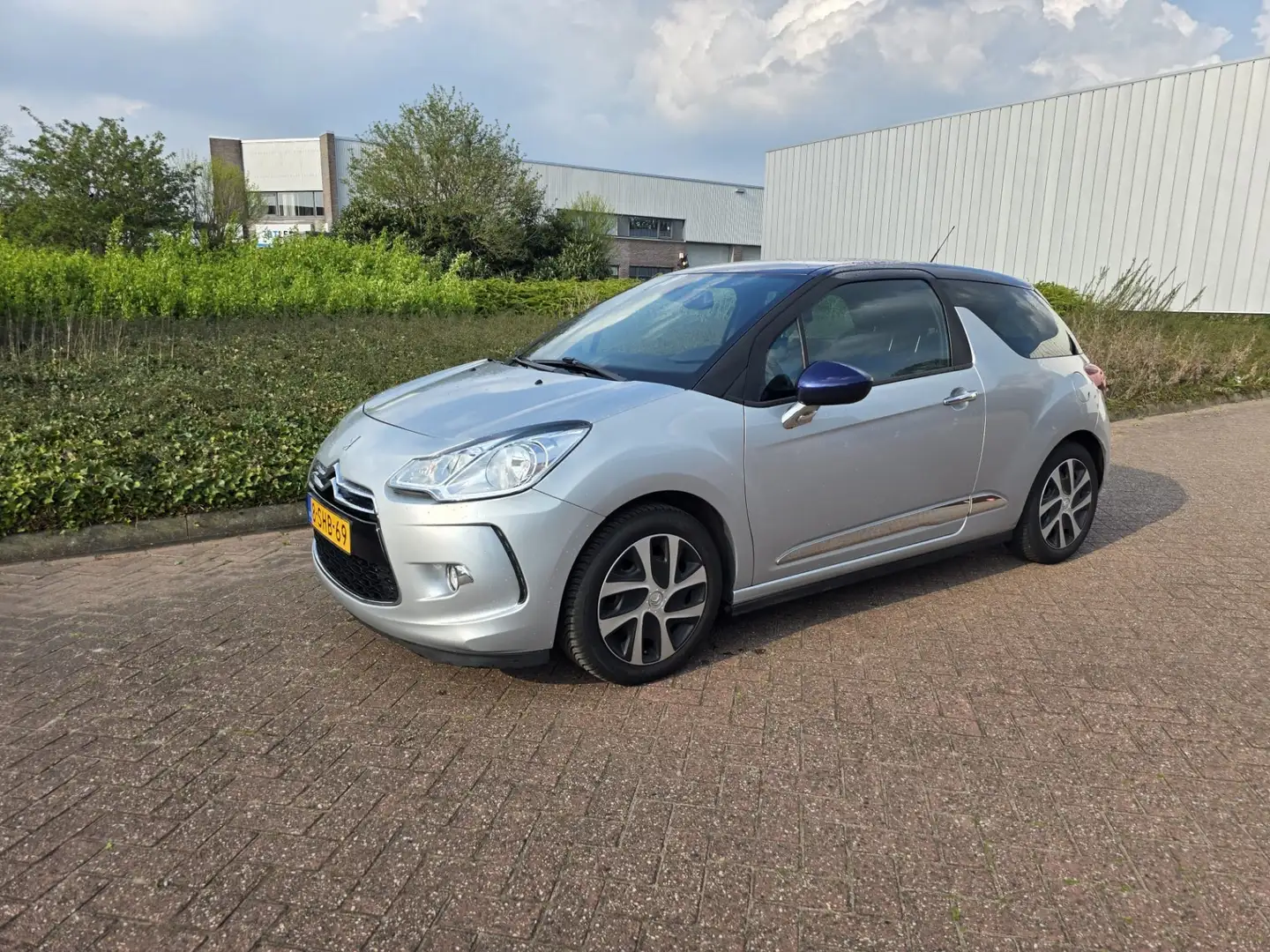 Citroen DS3 1.2 VTi So Chic Srebrny - 2
