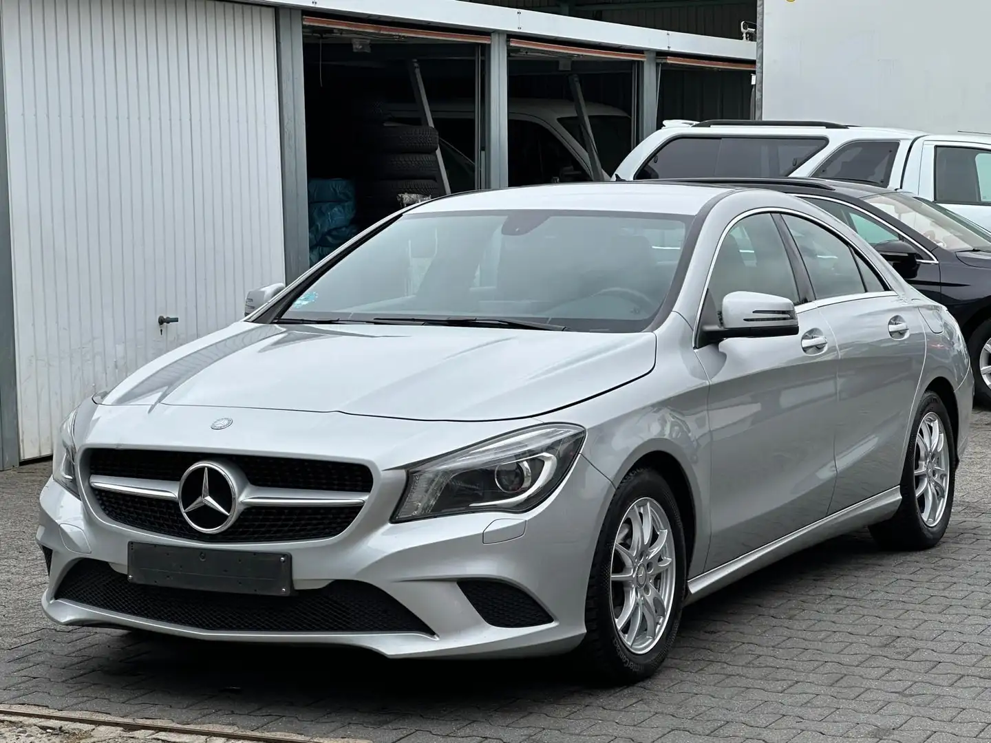 Mercedes-Benz CLA 180 Urban Argent - 1