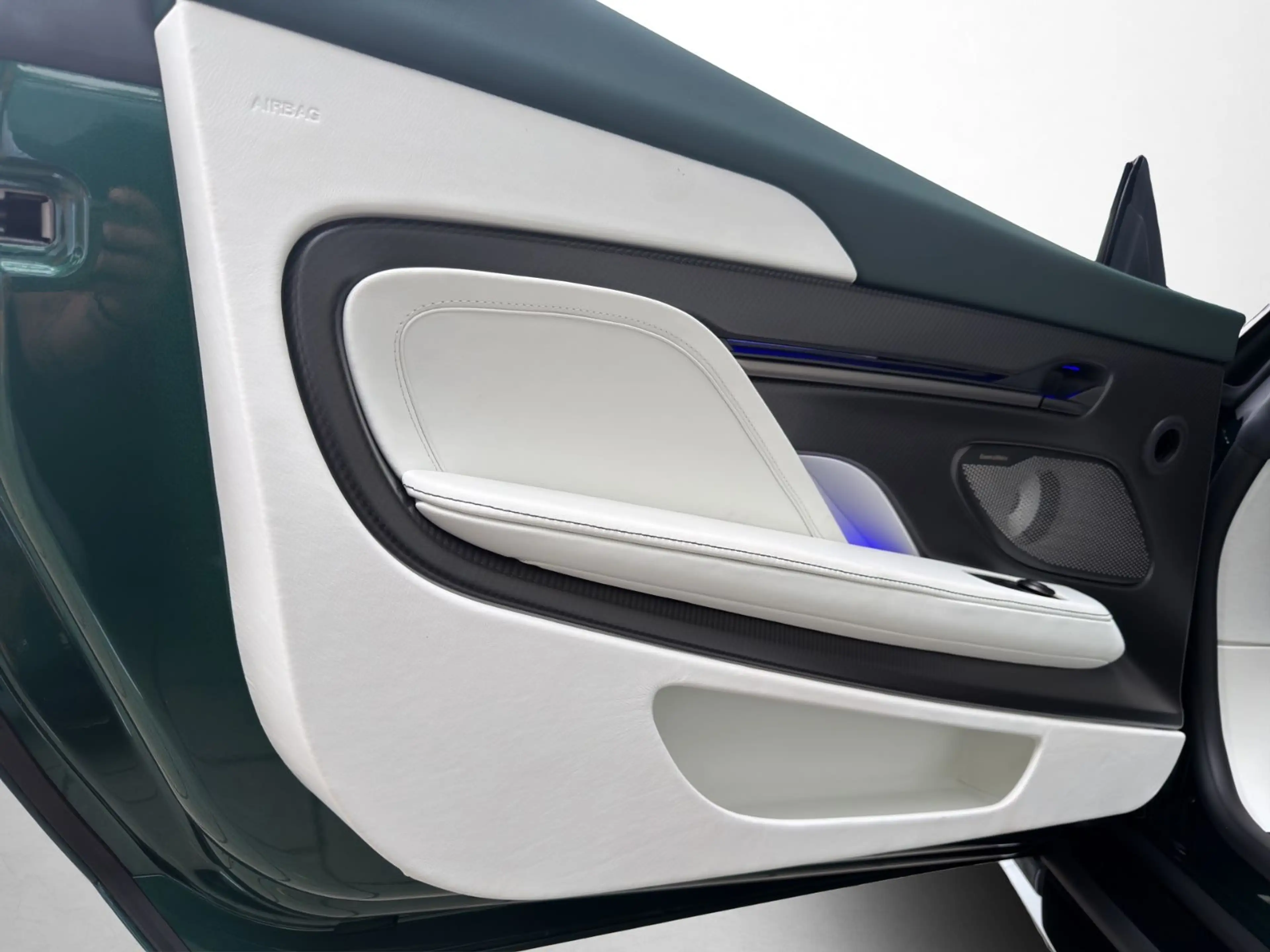 Aston Martin Vanquish Volante — photo 14