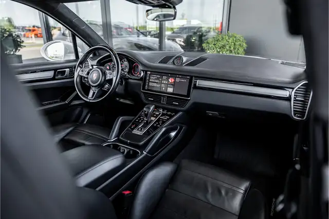 Porsche Cayenne view 9