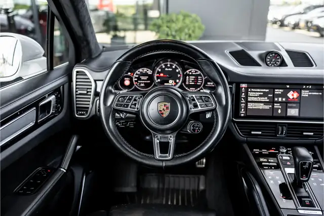 Porsche Cayenne view 11