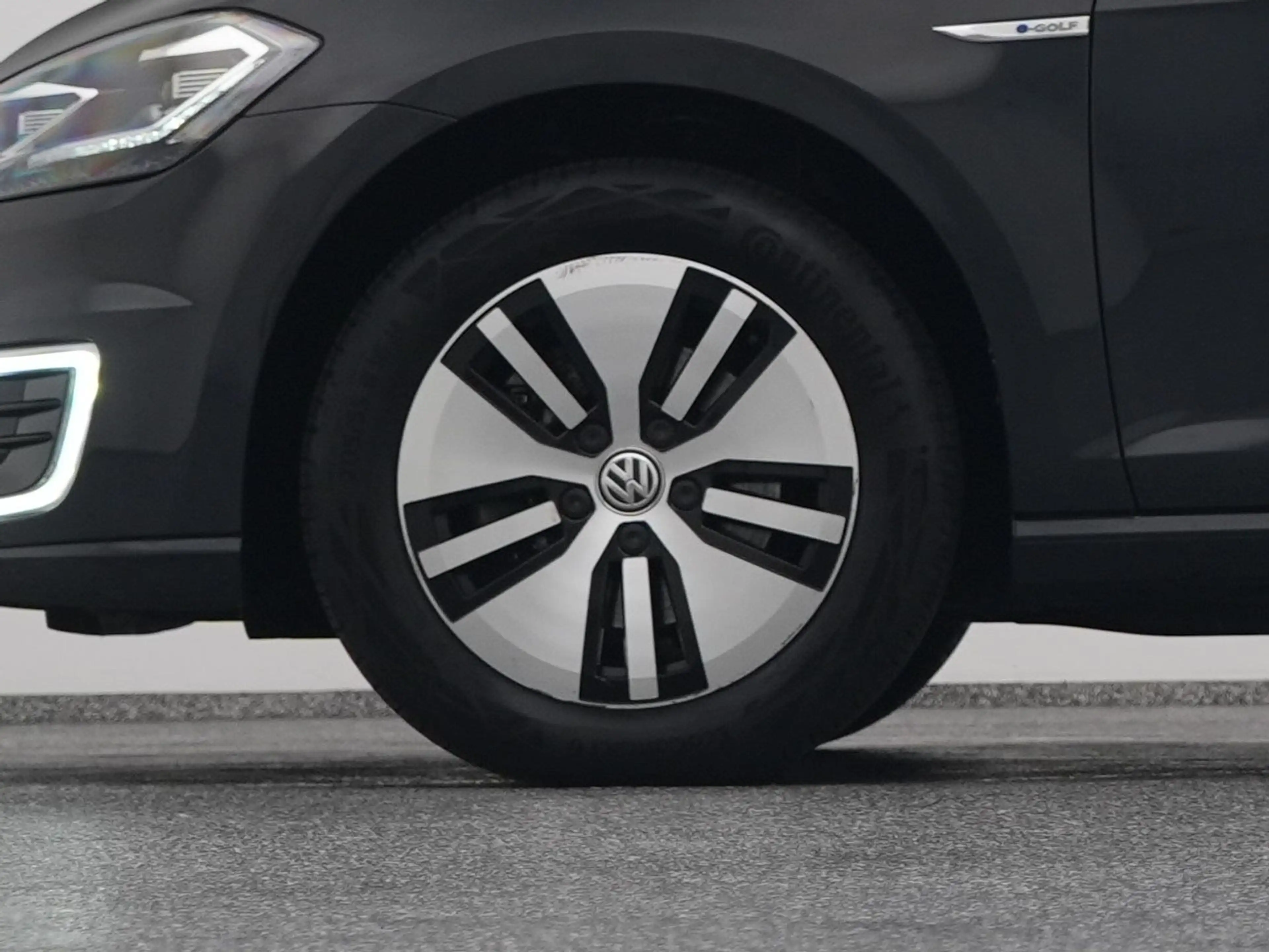 Volkswagen e-Golf E-DITION | ADAPTIVE — photo 40