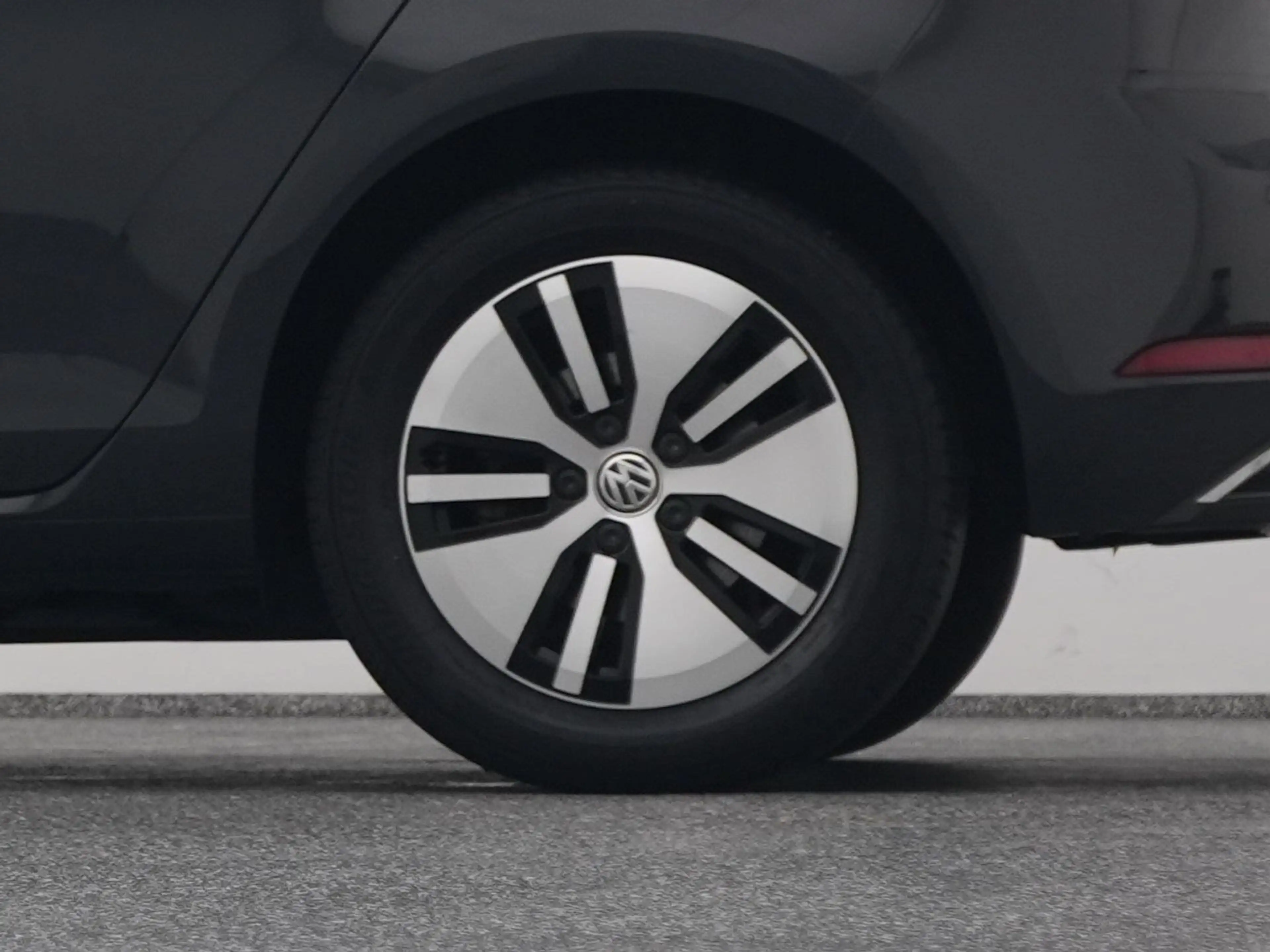 Volkswagen e-Golf E-DITION | ADAPTIVE — photo 41